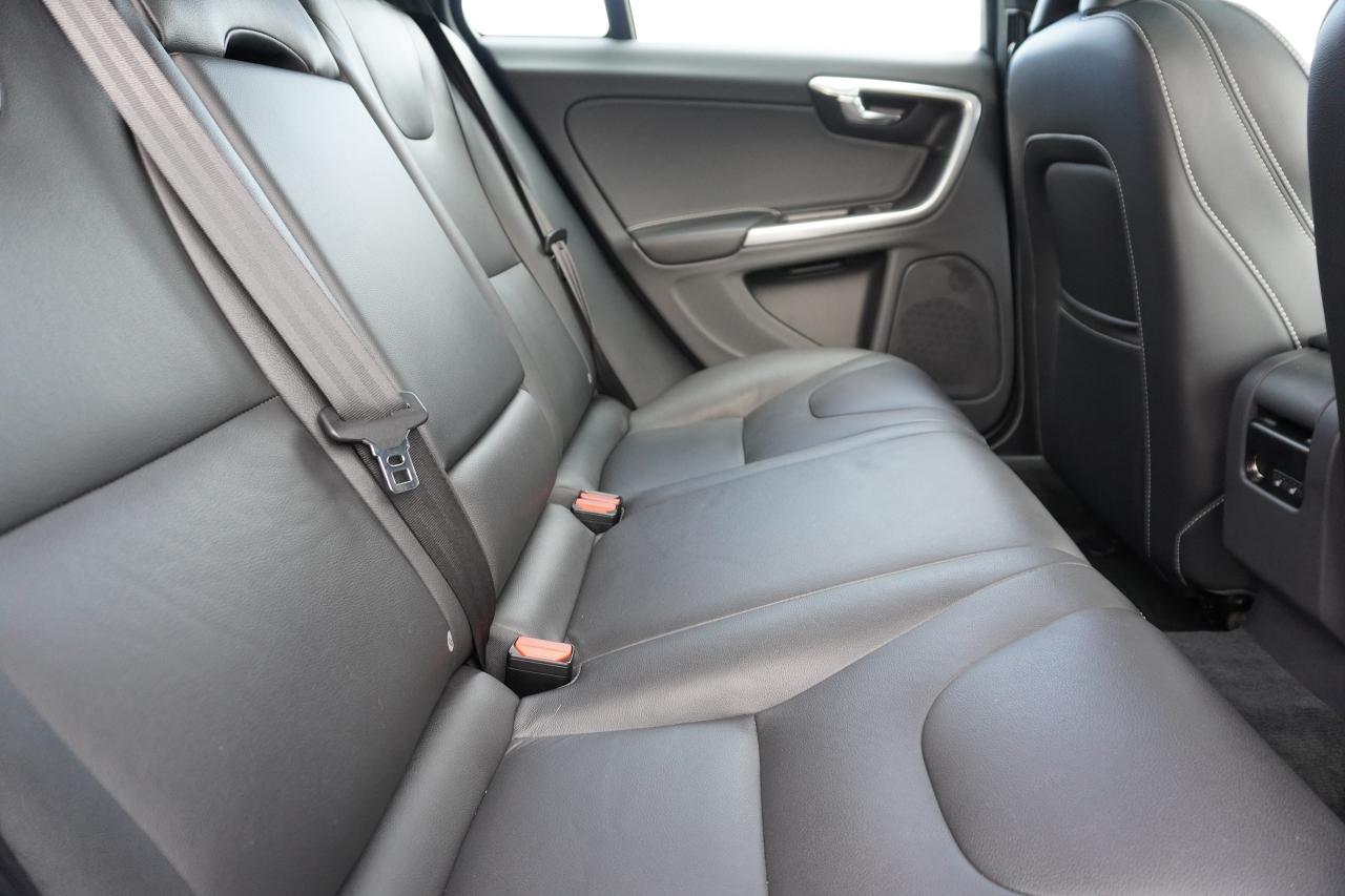 2015 Volvo V60 1 OWNER / NO ACCIDENTS / T6 AWD / LOW KM'S /LOADED - Photo #22