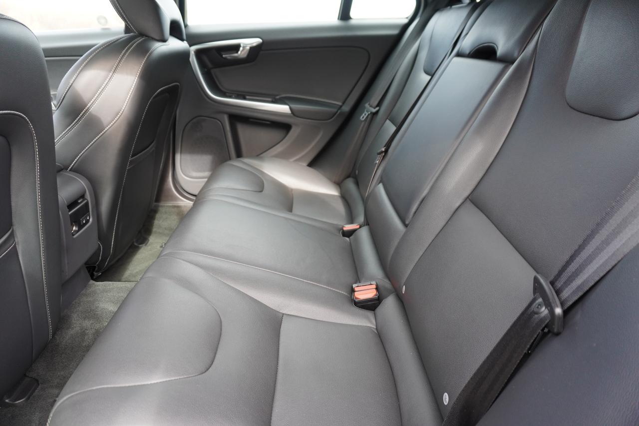 2015 Volvo V60 1 OWNER / NO ACCIDENTS / T6 AWD / LOW KM'S /LOADED - Photo #20