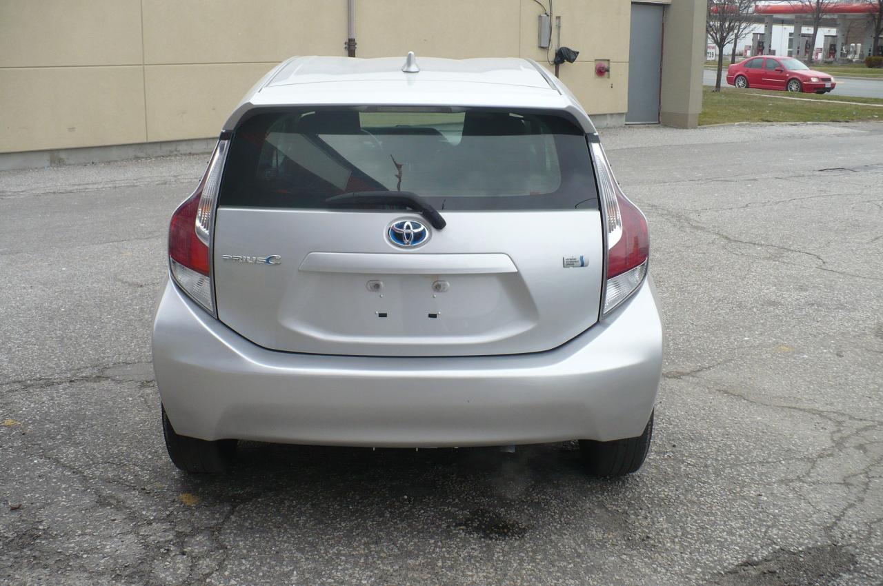 2016 Toyota Prius c 5dr HB Photo3