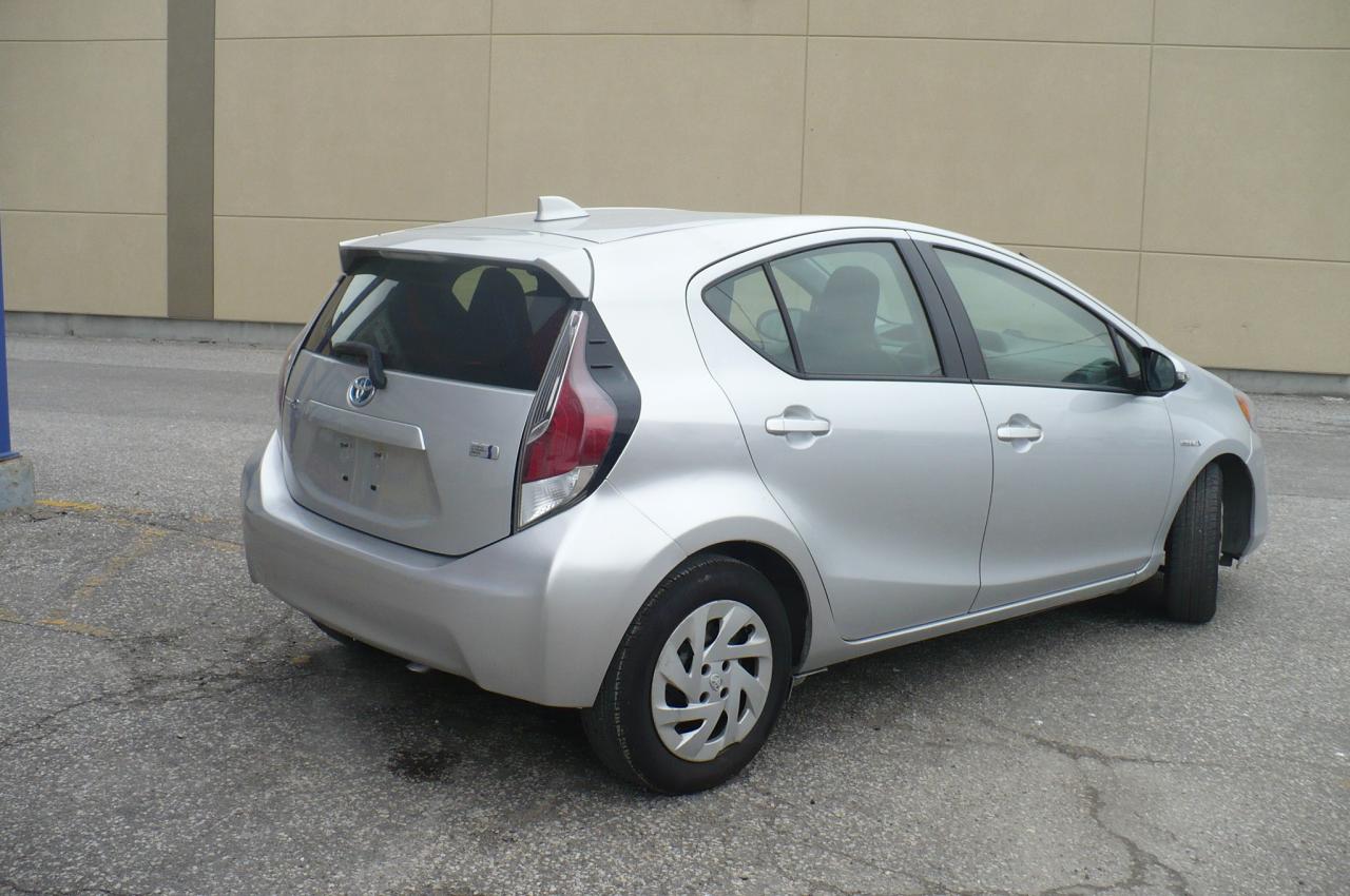2016 Toyota Prius c 5dr HB Photo2