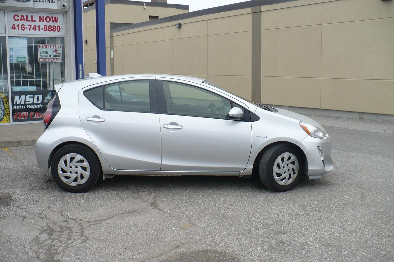 2016 Toyota Prius c 5dr HB Photo1
