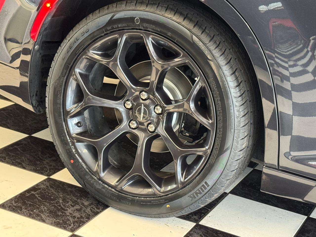 2019 Chrysler 300 S+New Tires+Brakes+ApplePlay+Roof+GPS+CLEAN CARFAX - Photo #63