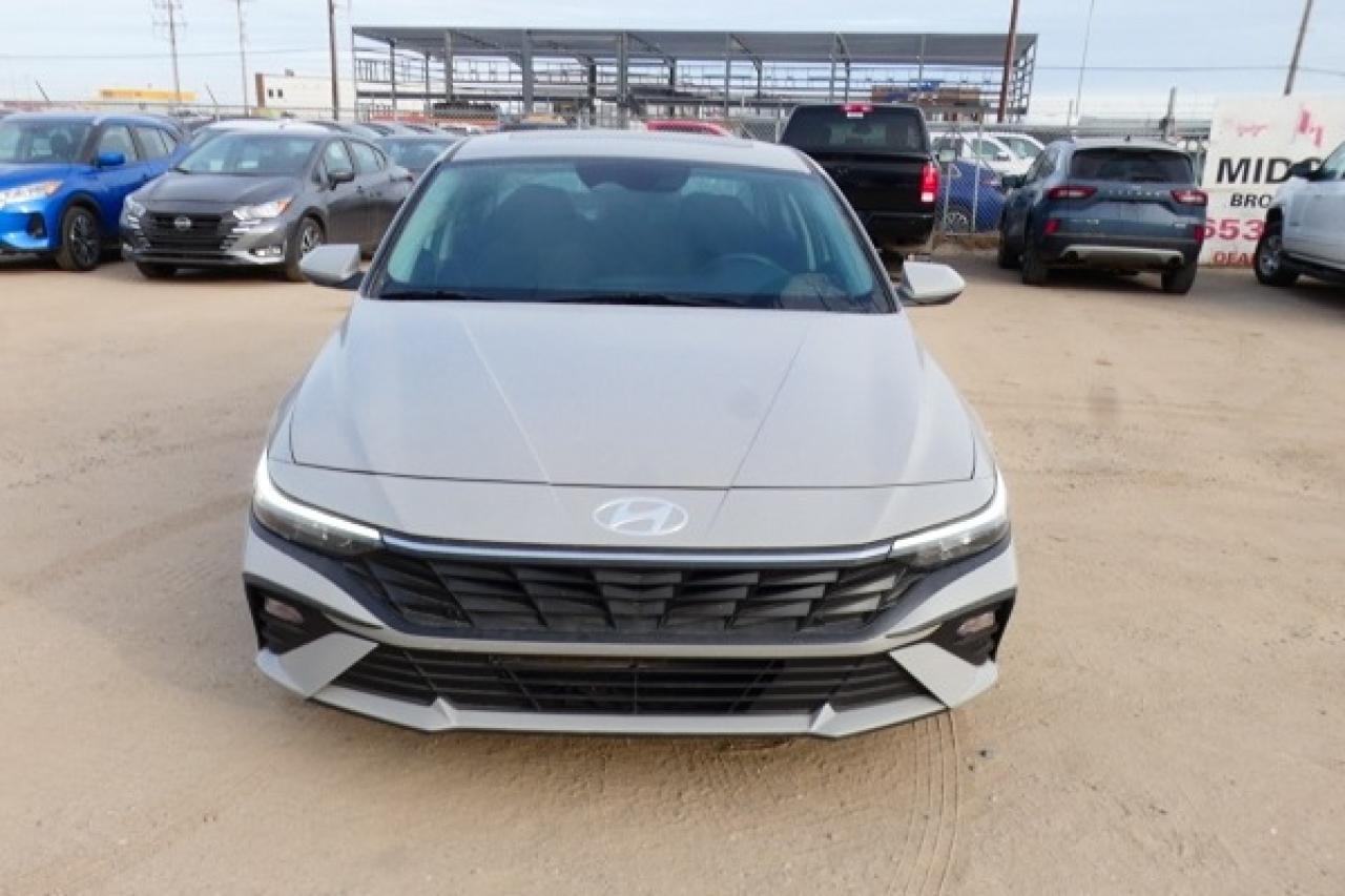 2024 Hyundai Elantra Preferred IVT w/Tech Pkg, Htd cloth, S/R, NAV, BUC - Photo #3