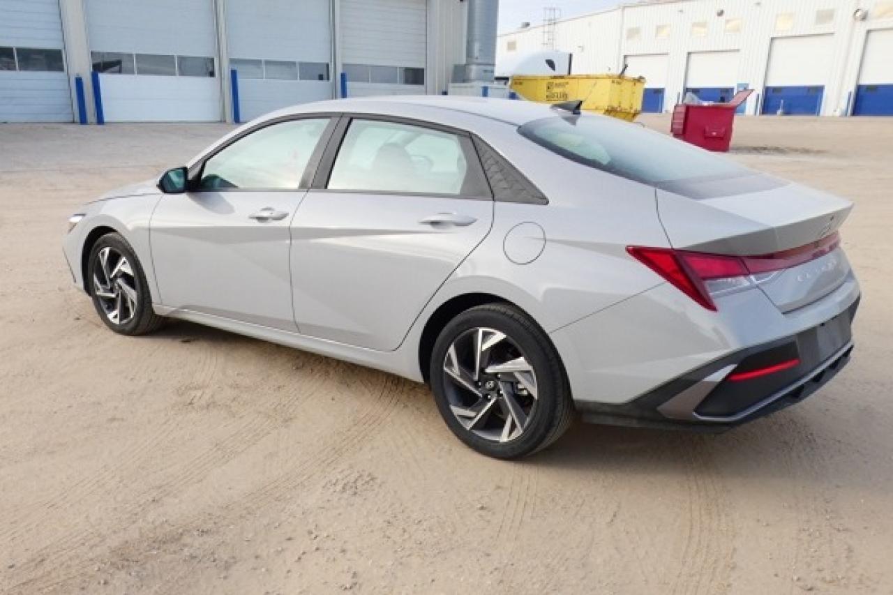 2024 Hyundai Elantra Preferred IVT w/Tech Pkg, Htd cloth, S/R, NAV, BUC - Photo #8