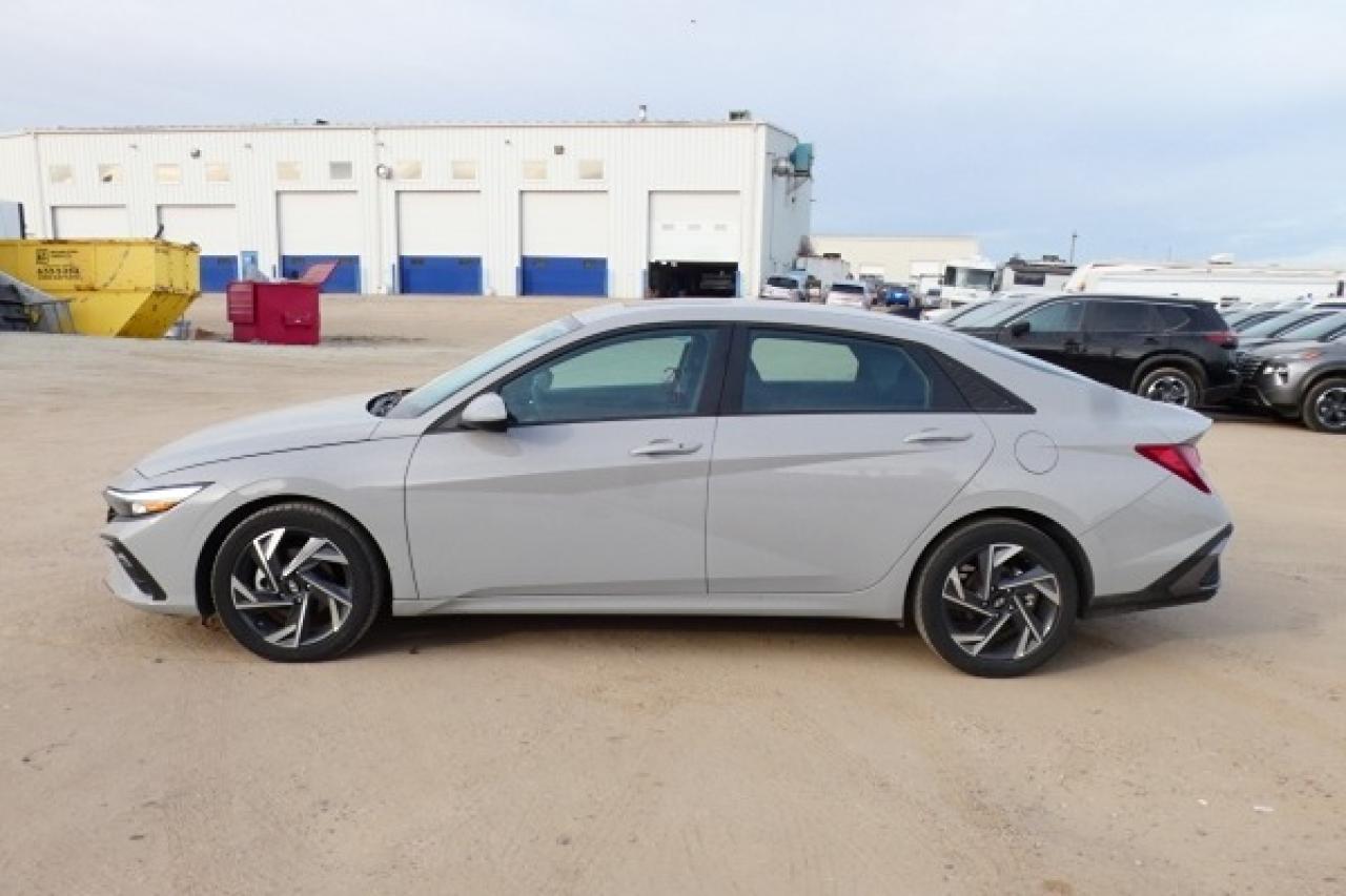 2024 Hyundai Elantra Preferred IVT w/Tech Pkg, Htd cloth, S/R, NAV, BUC - Photo #1