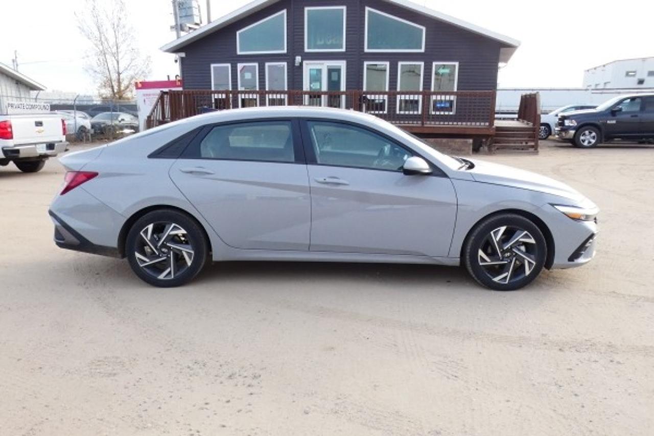 2024 Hyundai Elantra Preferred IVT w/Tech Pkg, Htd cloth, S/R, NAV, BUC - Photo #5