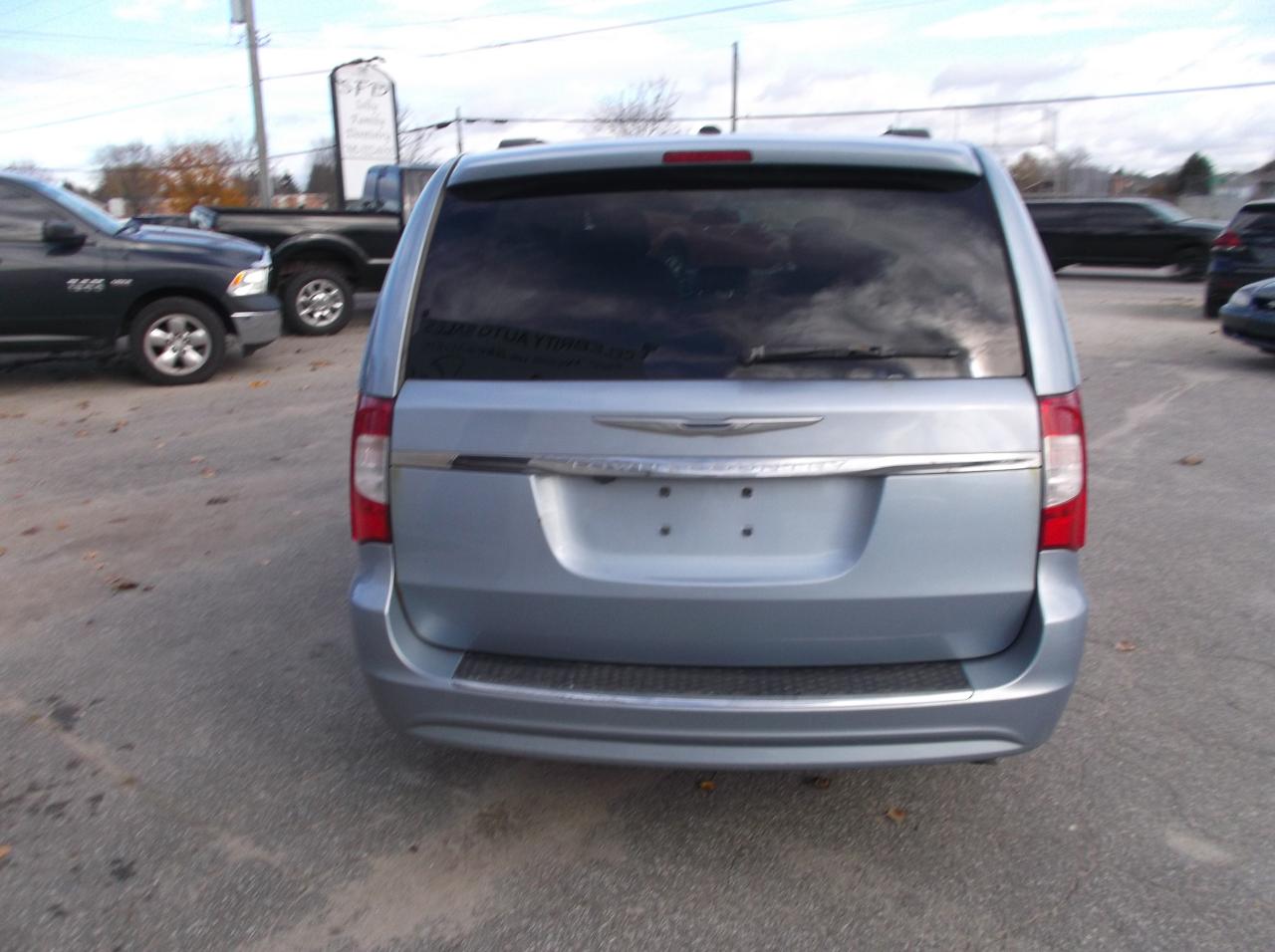 2016 Chrysler Town & Country TOURING - Photo #4