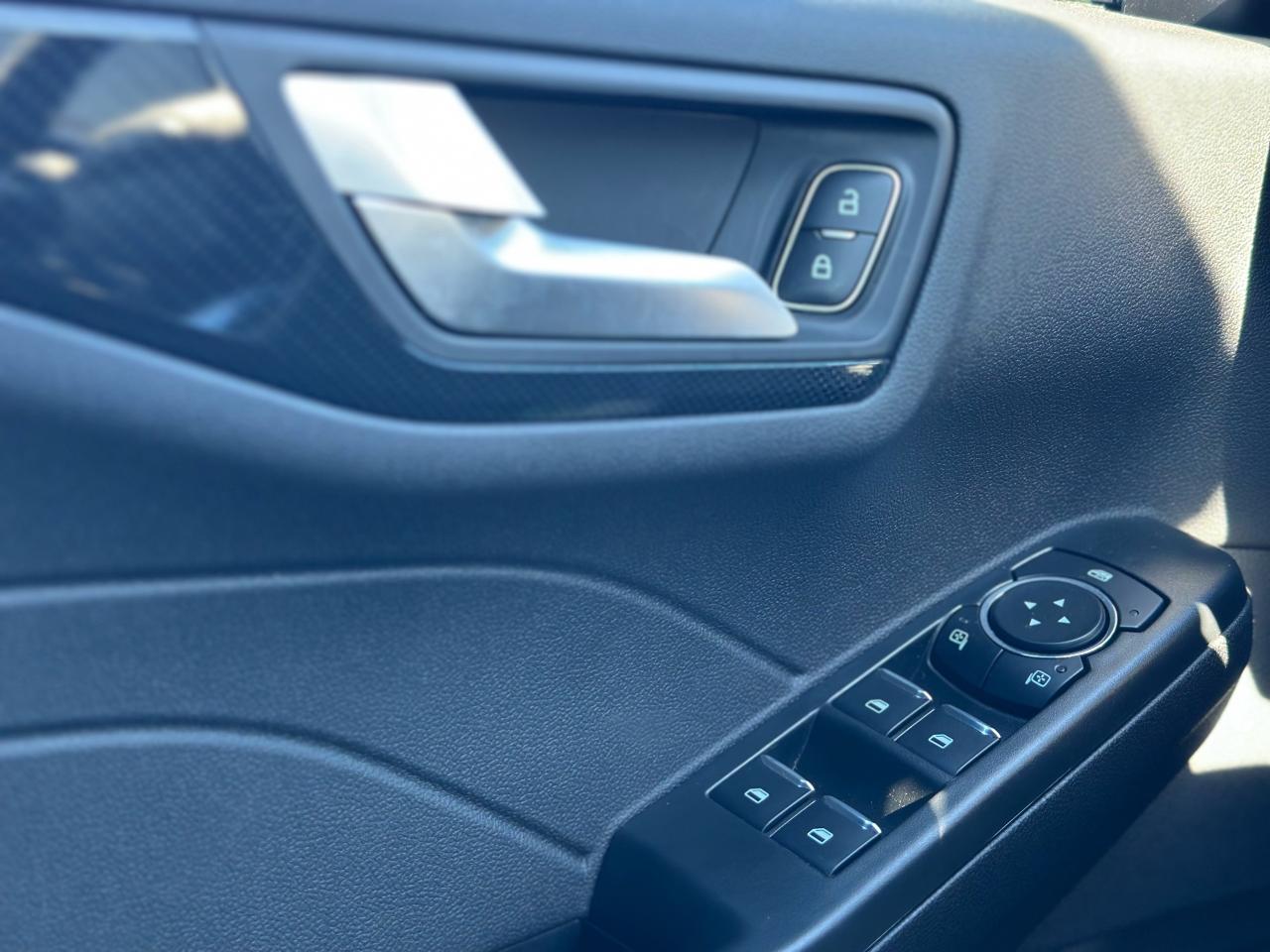2025 Ford Escape ST-Line AWD Photo5