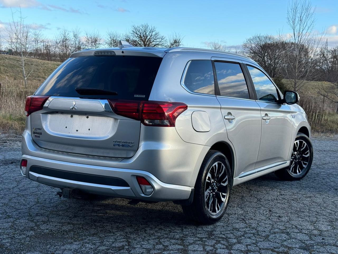 2018 Mitsubishi Outlander PHEV PLUG IN HYBRID | S-AWC | CLEAN CARFAX | CARPLAY | Photo4