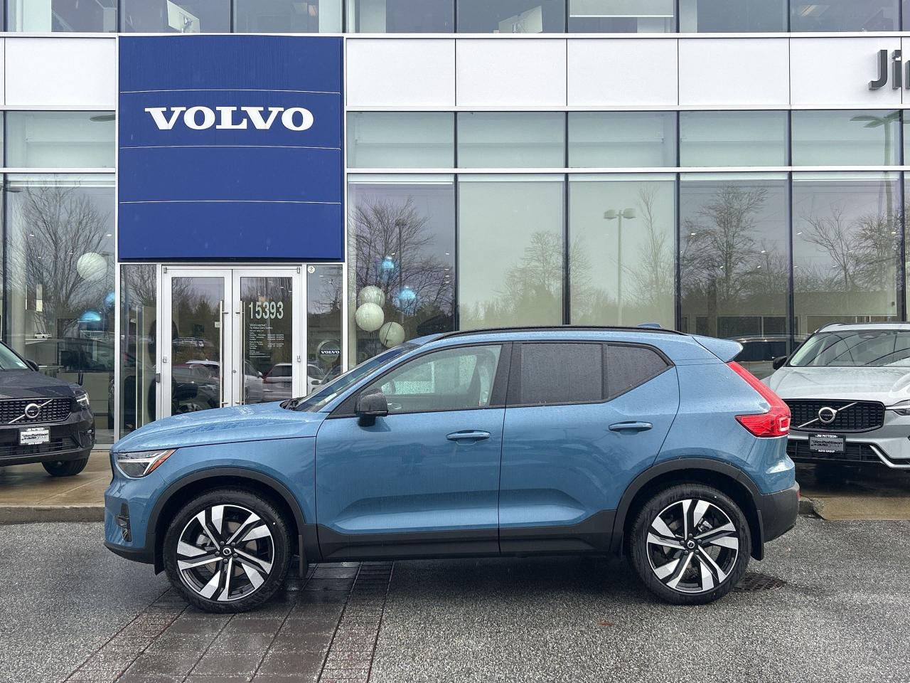 New 2025 Volvo XC40 B5 AWD Plus Dark Theme for sale in Surrey, BC