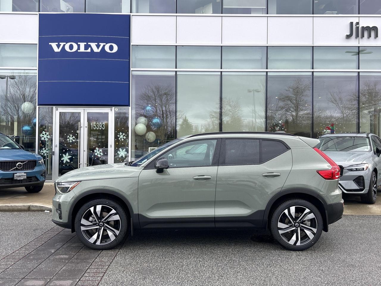 New 2025 Volvo XC40 B5 AWD Plus Dark Theme for sale in Surrey, BC