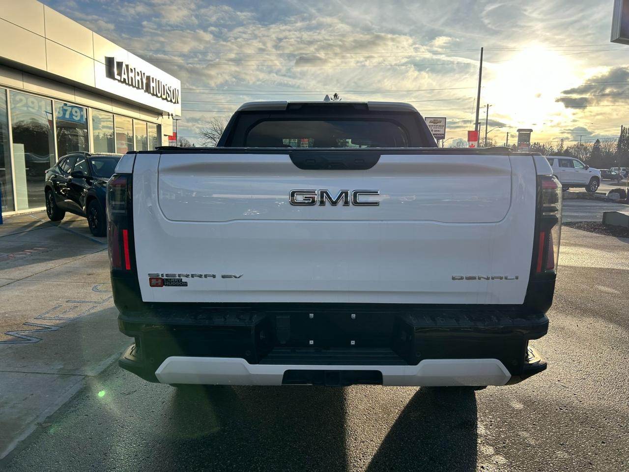 2025 GMC Sierra EV Denali Photo3