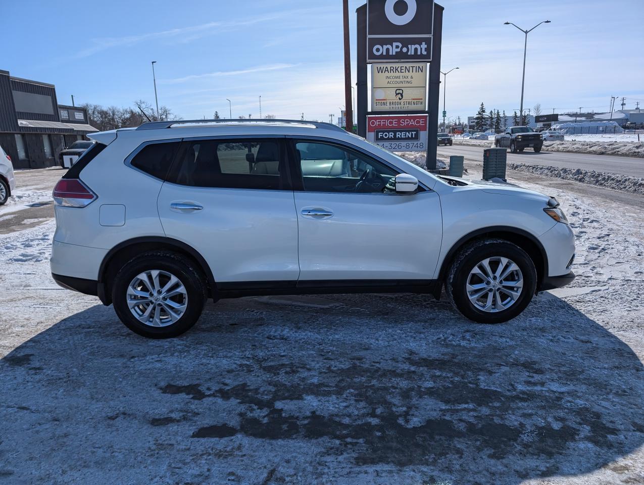 2016 Nissan Rogue SV - Photo #3