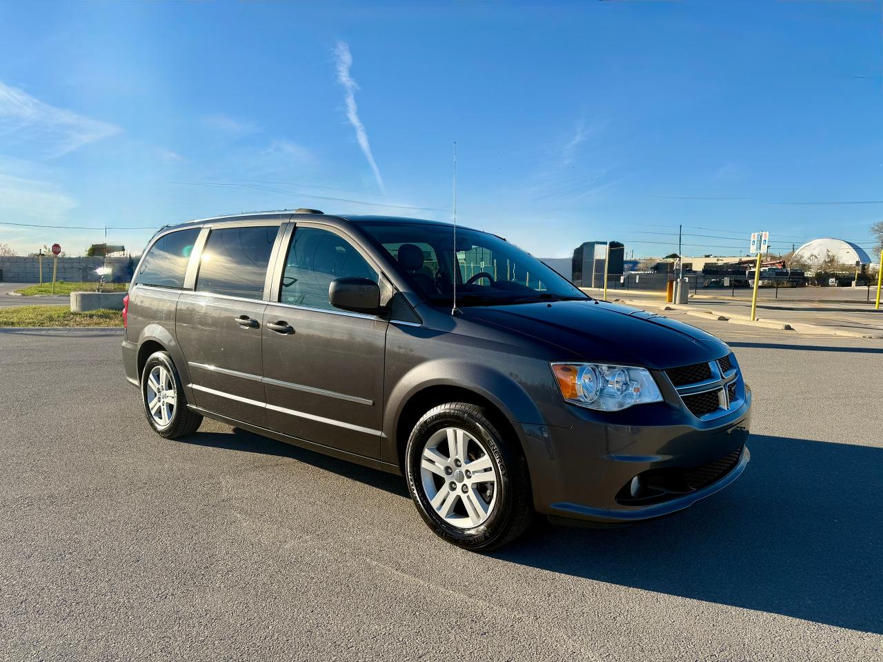 2017 Dodge Grand Caravan Crew Plus Photo3