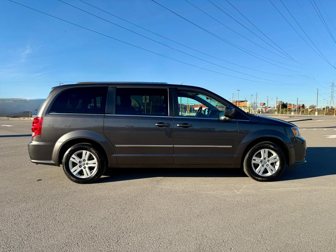 2017 Dodge Grand Caravan Crew Plus Photo4