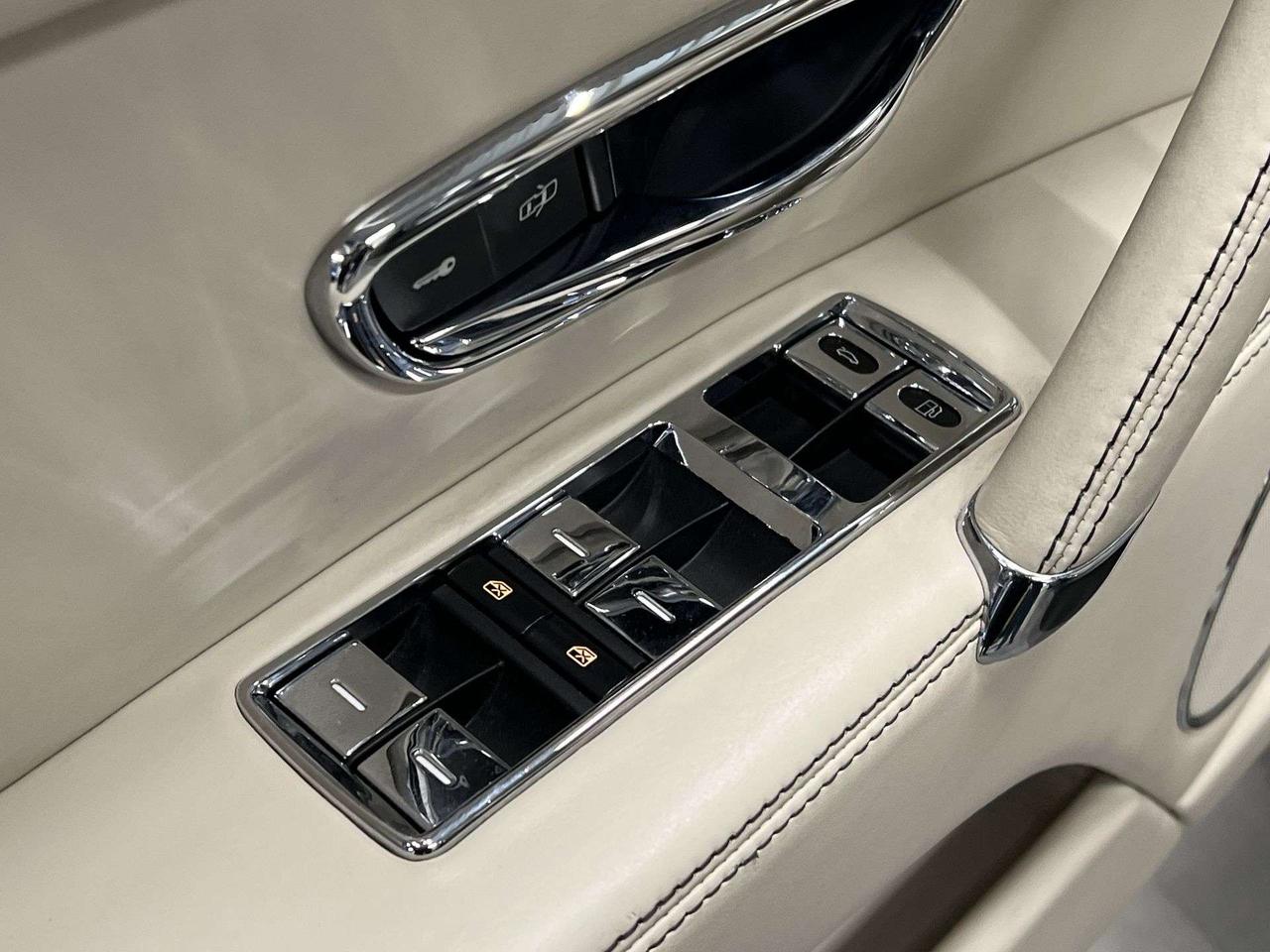 2015 Bentley Flying Spur W12 | 616HP | MASSAGE | ONLY 38,000 KMS! | RARE Photo