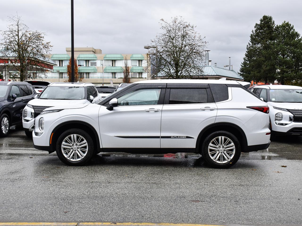 Used 2024 Mitsubishi Outlander ES - Heated Seats, Apple Carplay/Android Auto for sale in Coquitlam, BC