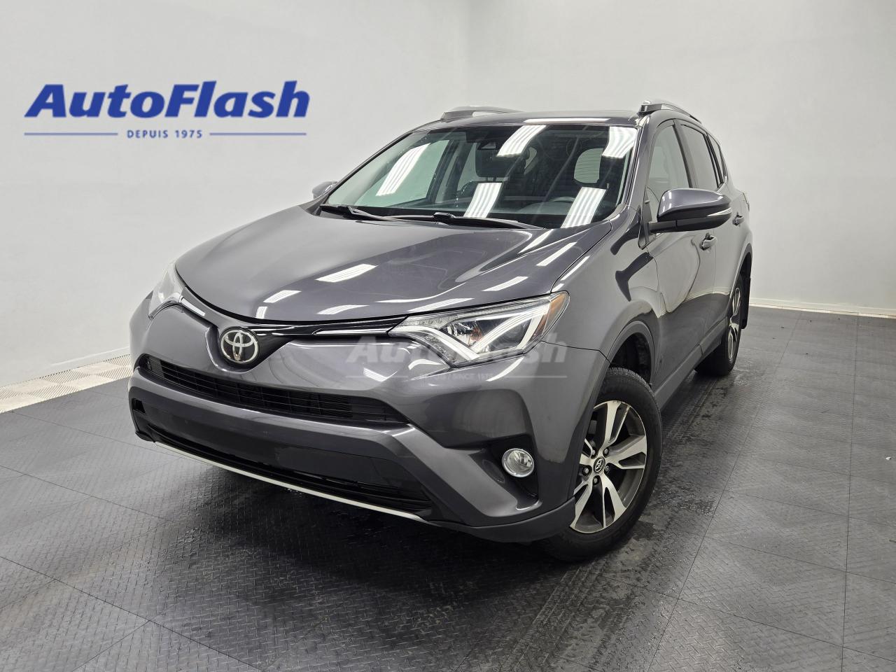 Used 2018 Toyota RAV4 XLE, CAMERA, DEMARREUR, SIEGES CHAUFF, TOIT for sale in Saint-Hubert, QC