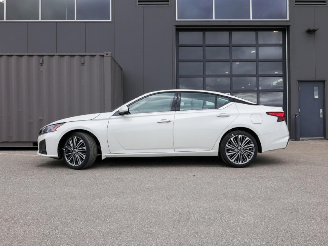 2025 Nissan Altima Platinum  -  Leather Seats Photo4