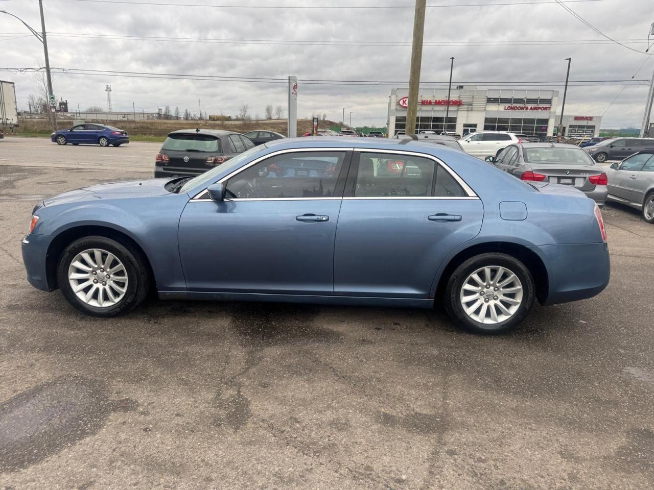 2011 Chrysler 300 TOURING, ONLY 127KMS, ALLOYS, CERTIFIED - Photo #2