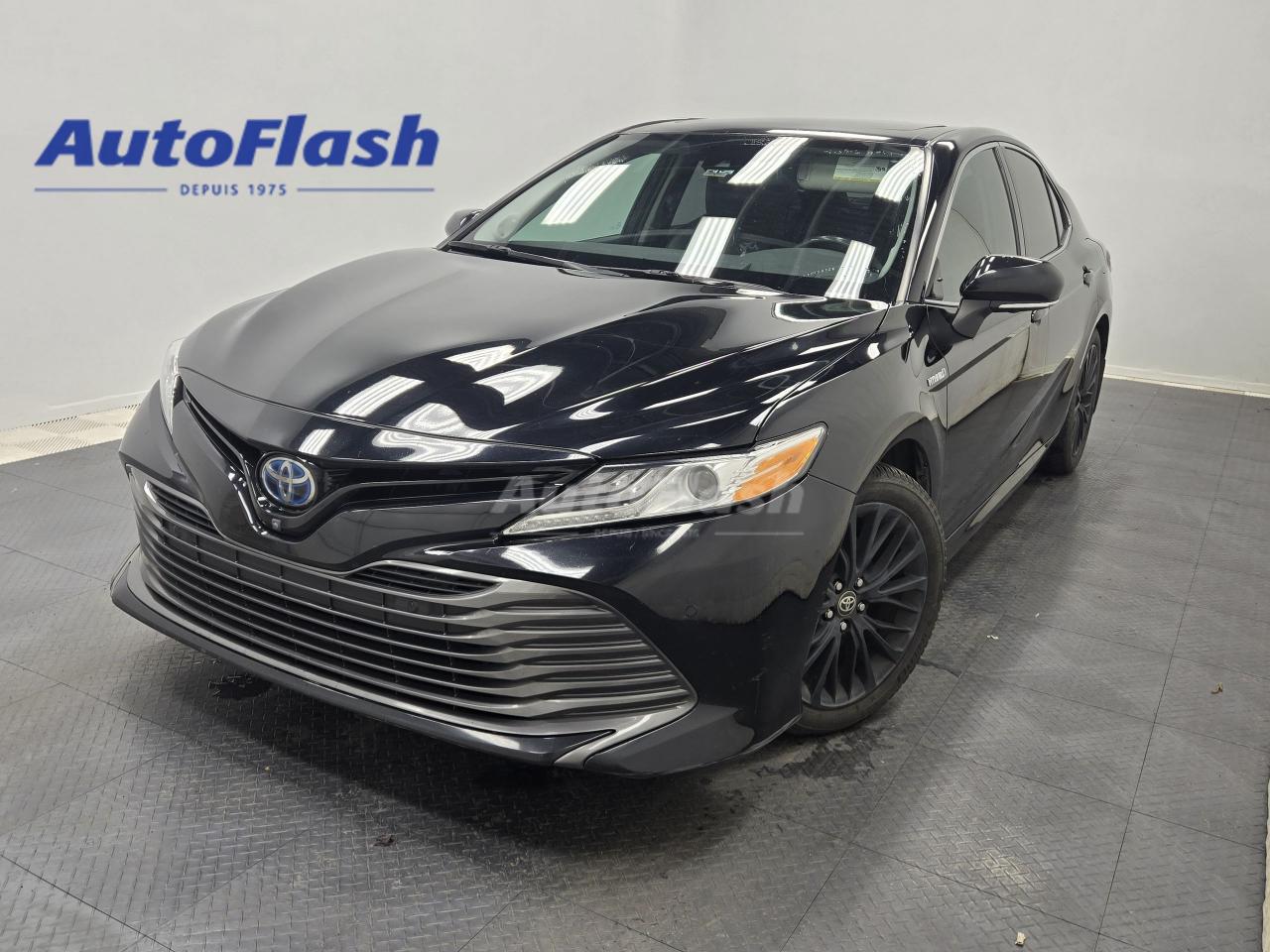 Used 2020 Toyota Camry HYBRID, XLE, NAVI, CUIR, TOIT-OUVRANT, BLUETOOTH for sale in Saint-Hubert, QC