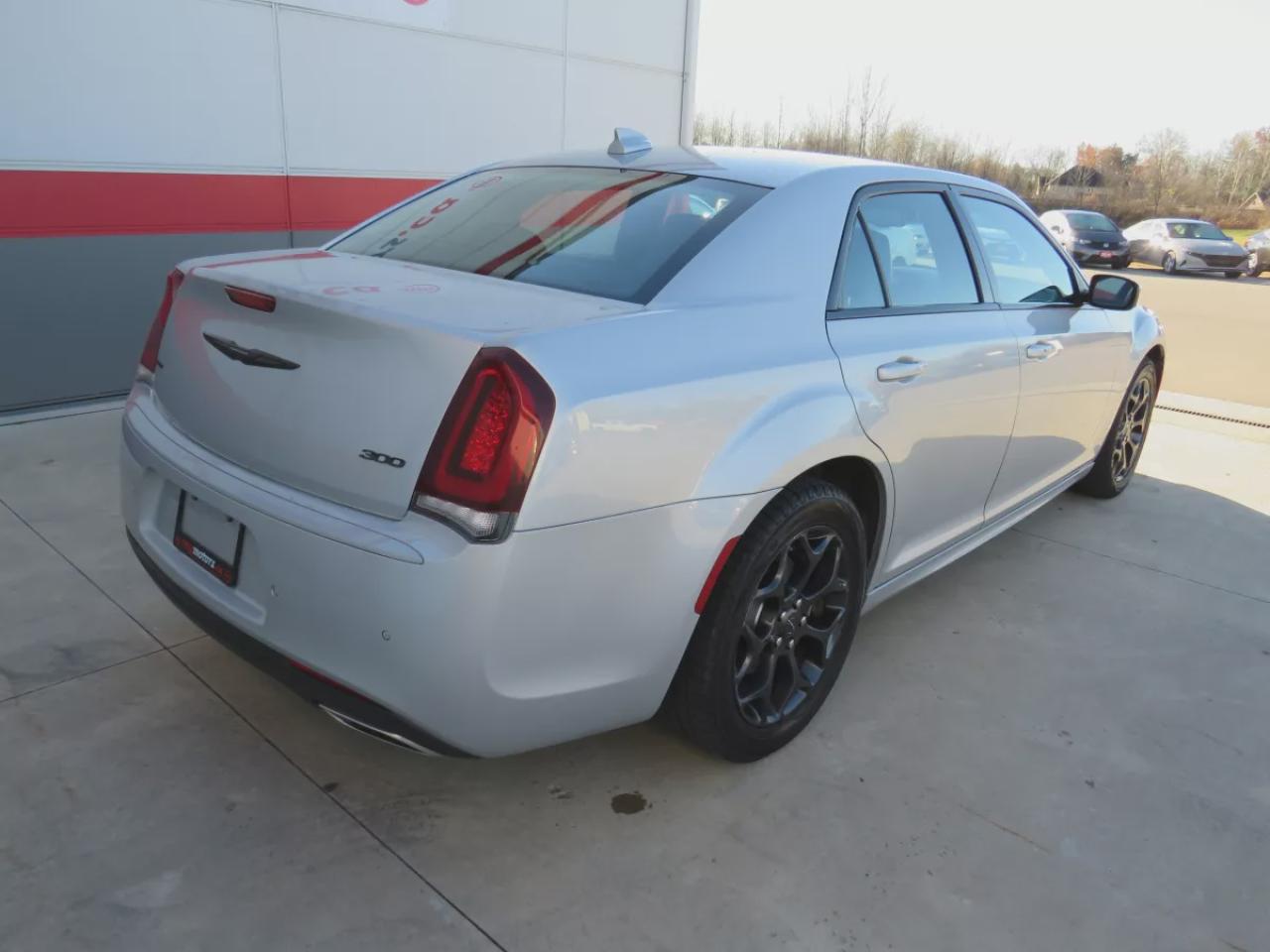 2022 Chrysler 300 Touring L (**ALLOY RIMS**LEATHER**NAVIGATION**REMOTE START**POWER SEATS**HEATED SEATS**REVERSE CAMERA**DIGITAL TOUCHSCREEN**CRUISE CONTROL**BLUETOOTH**DUAL CLIMATE CONTROL**PUSH BUTTON START**) Photo