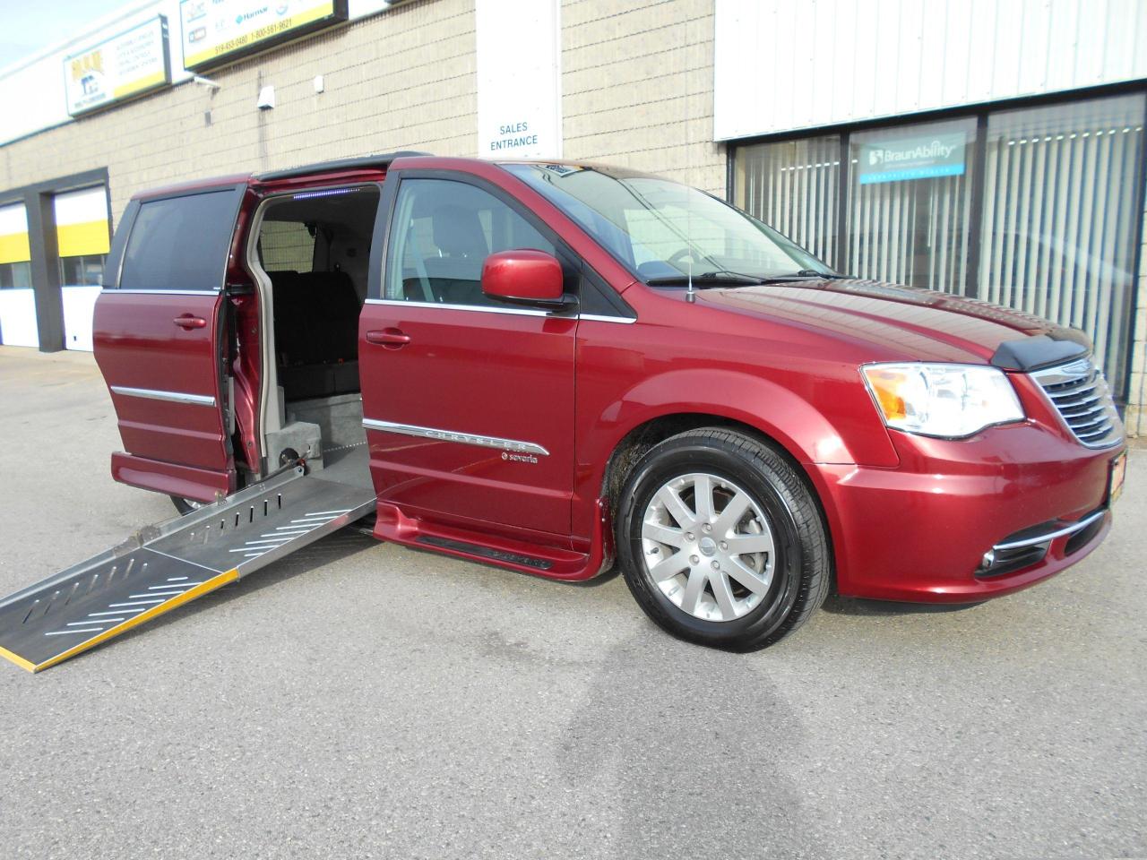 Used 2014 Chrysler Town & Country Touring-Wheelchair Accessible Side Entry-Short for sale in London, ON