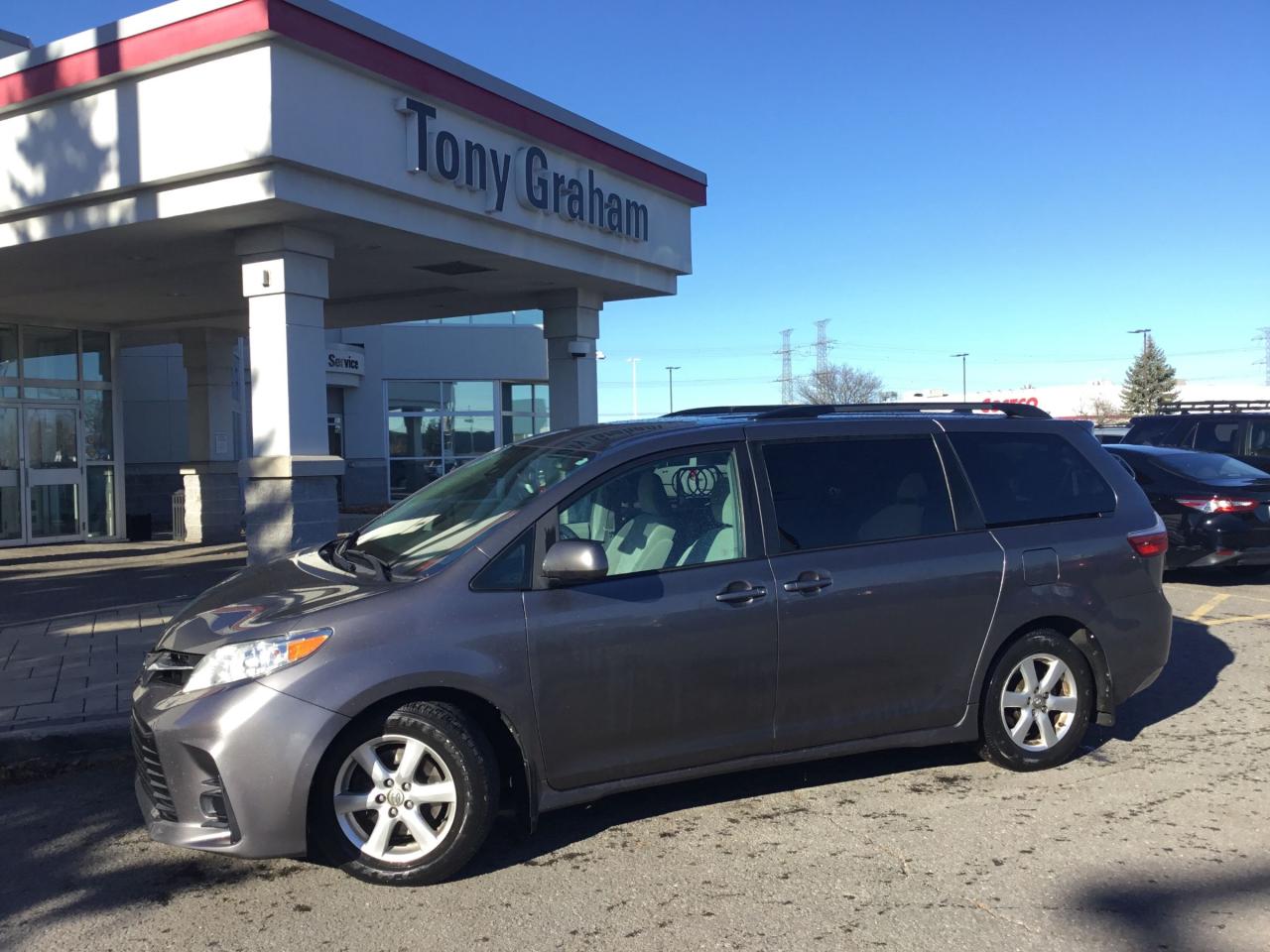 Used 2018 Toyota Sienna LE 8-Passenger for sale in Ottawa, ON