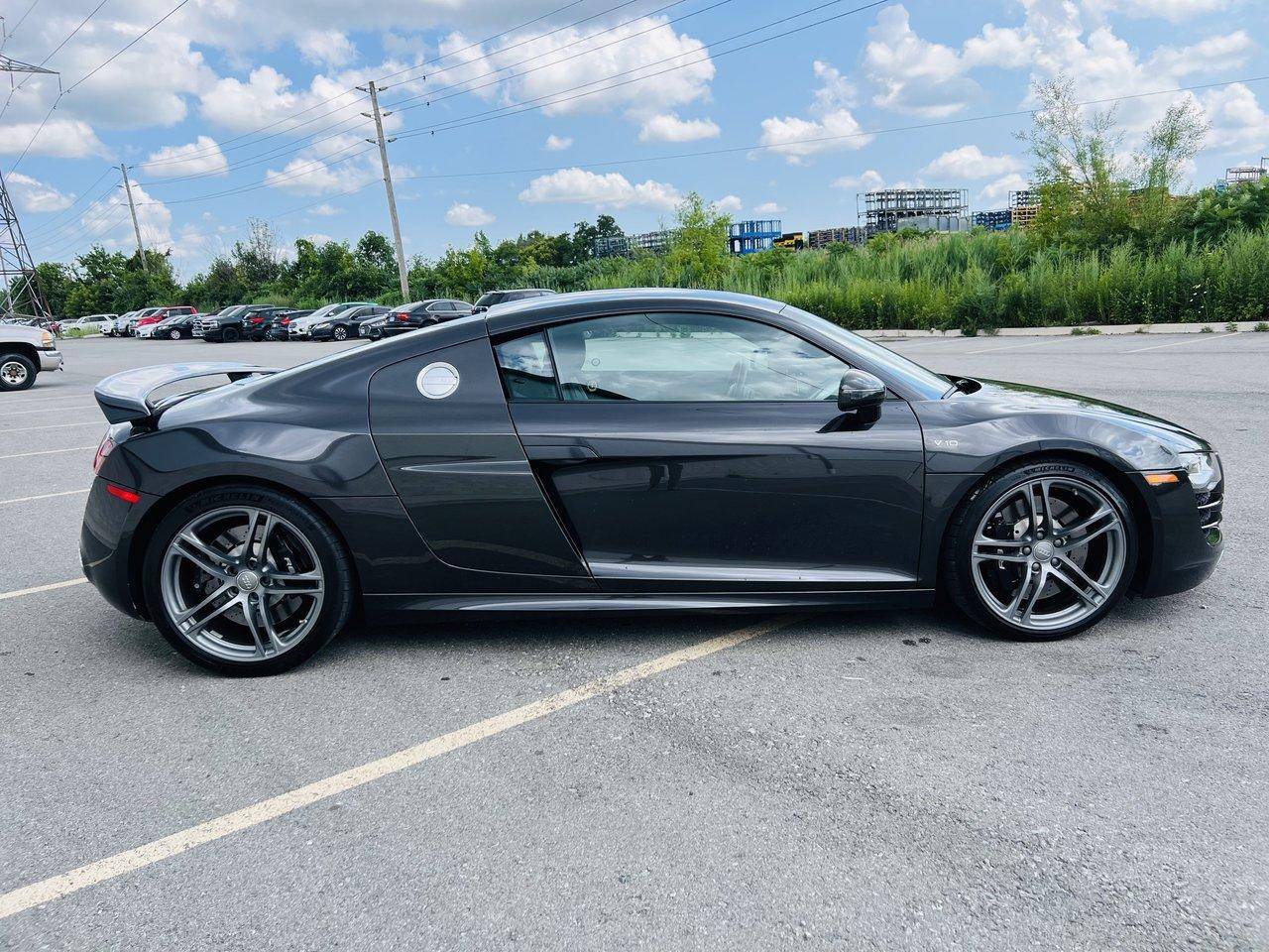 2010 Audi R8 5.2L **CARBON FIBRE PACKAGE** Photo3