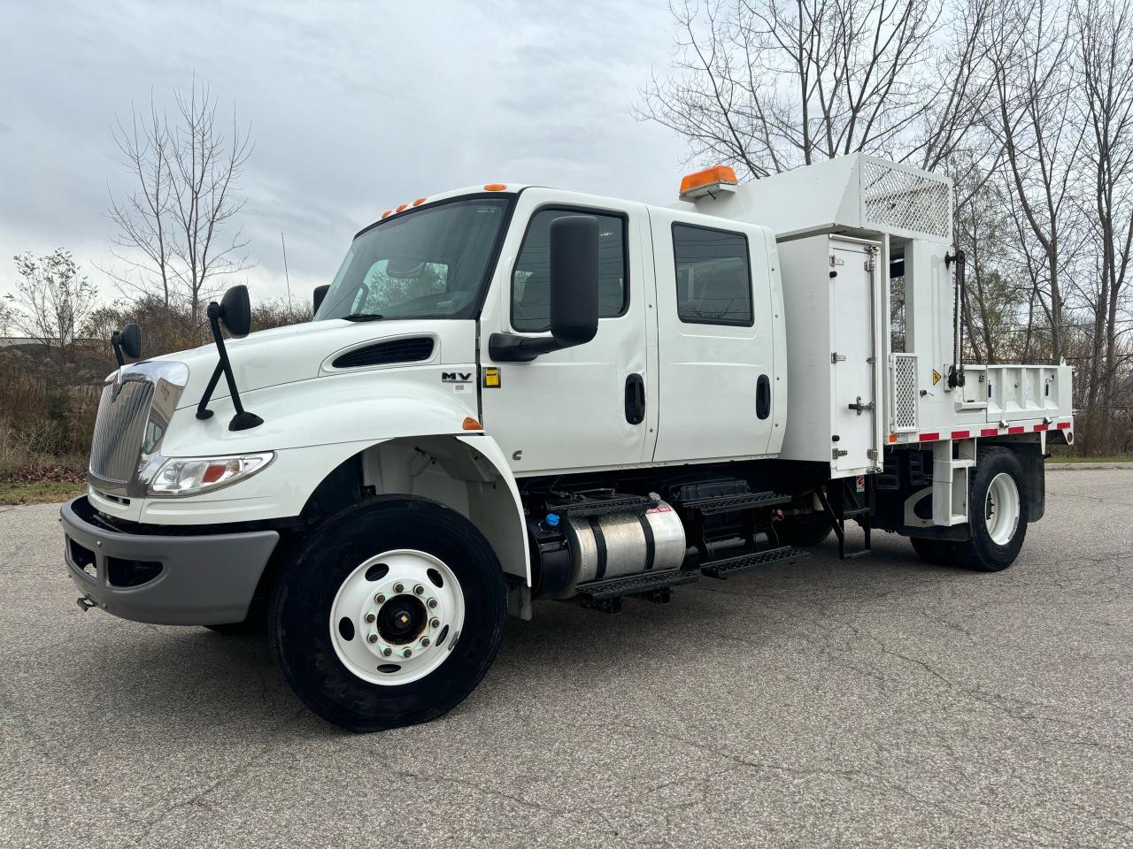 Used 2020 International 4900 dump truck for sale in Brantford, ON