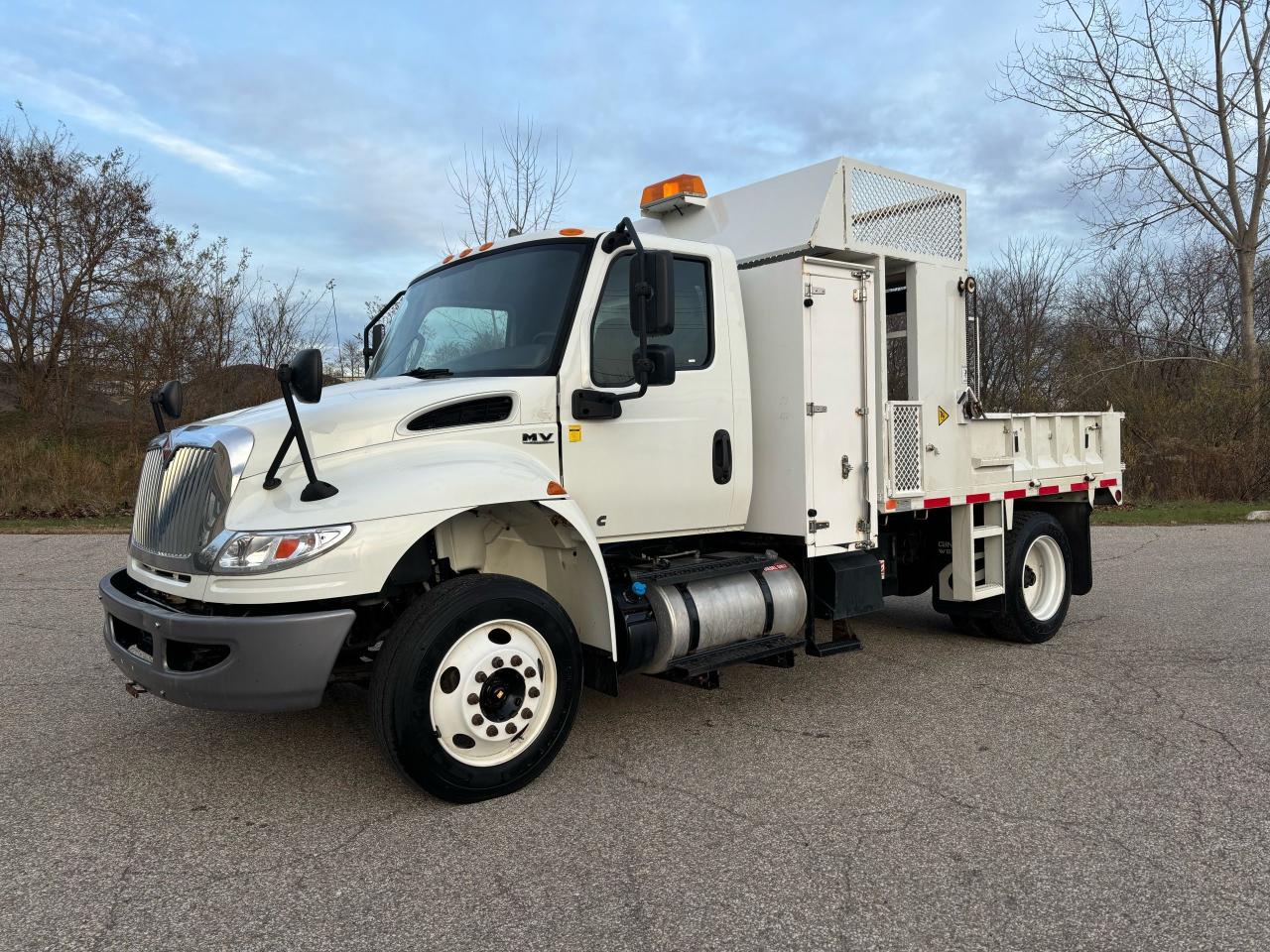 Used 2020 International 4600 dump truck for sale in Brantford, ON