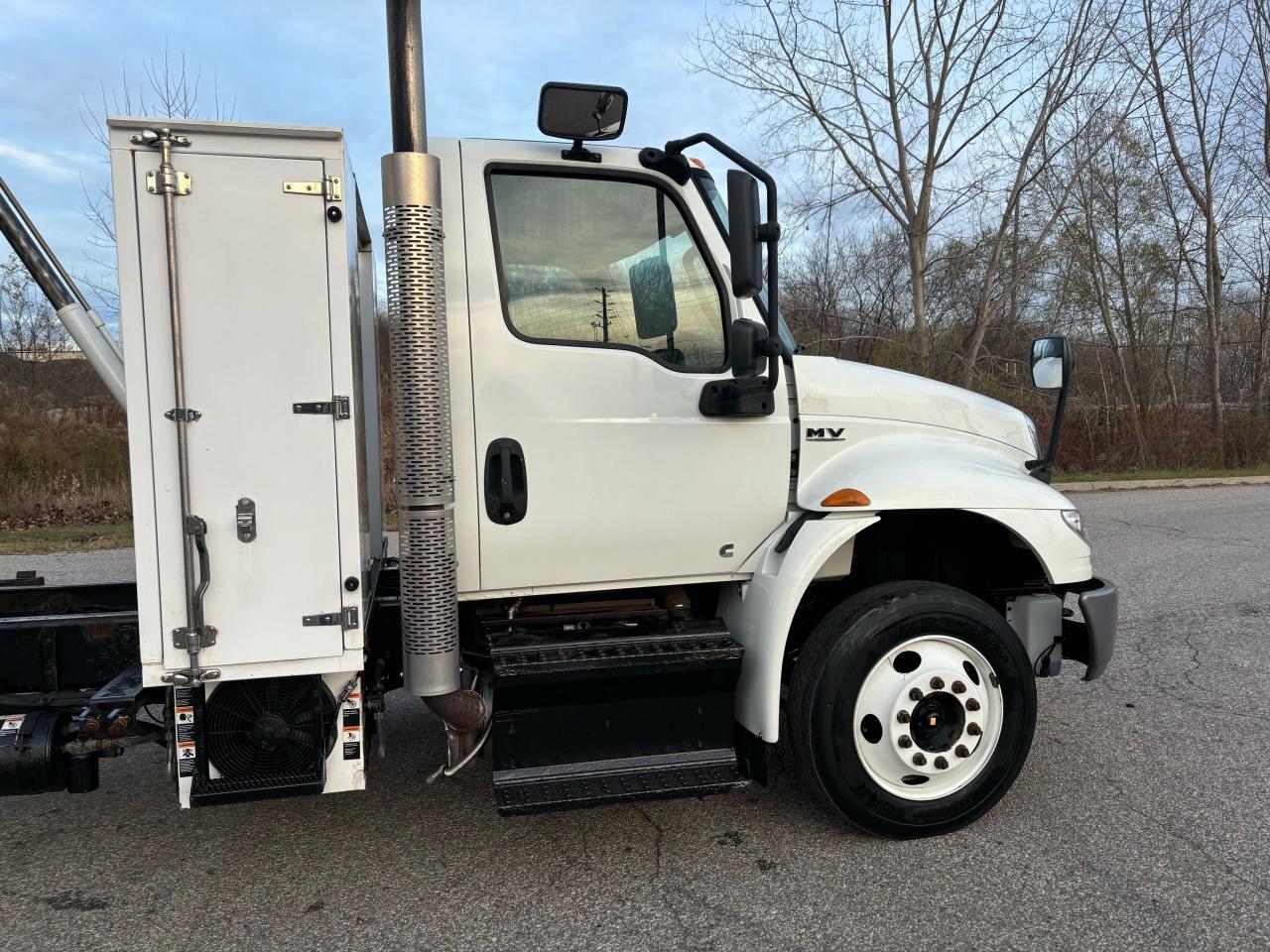 2020 International 4600 dump truck - Photo #5