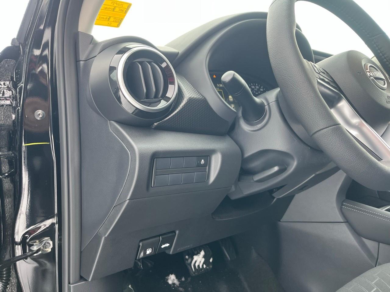 2025 Nissan Kicks Play SV FWD Photo