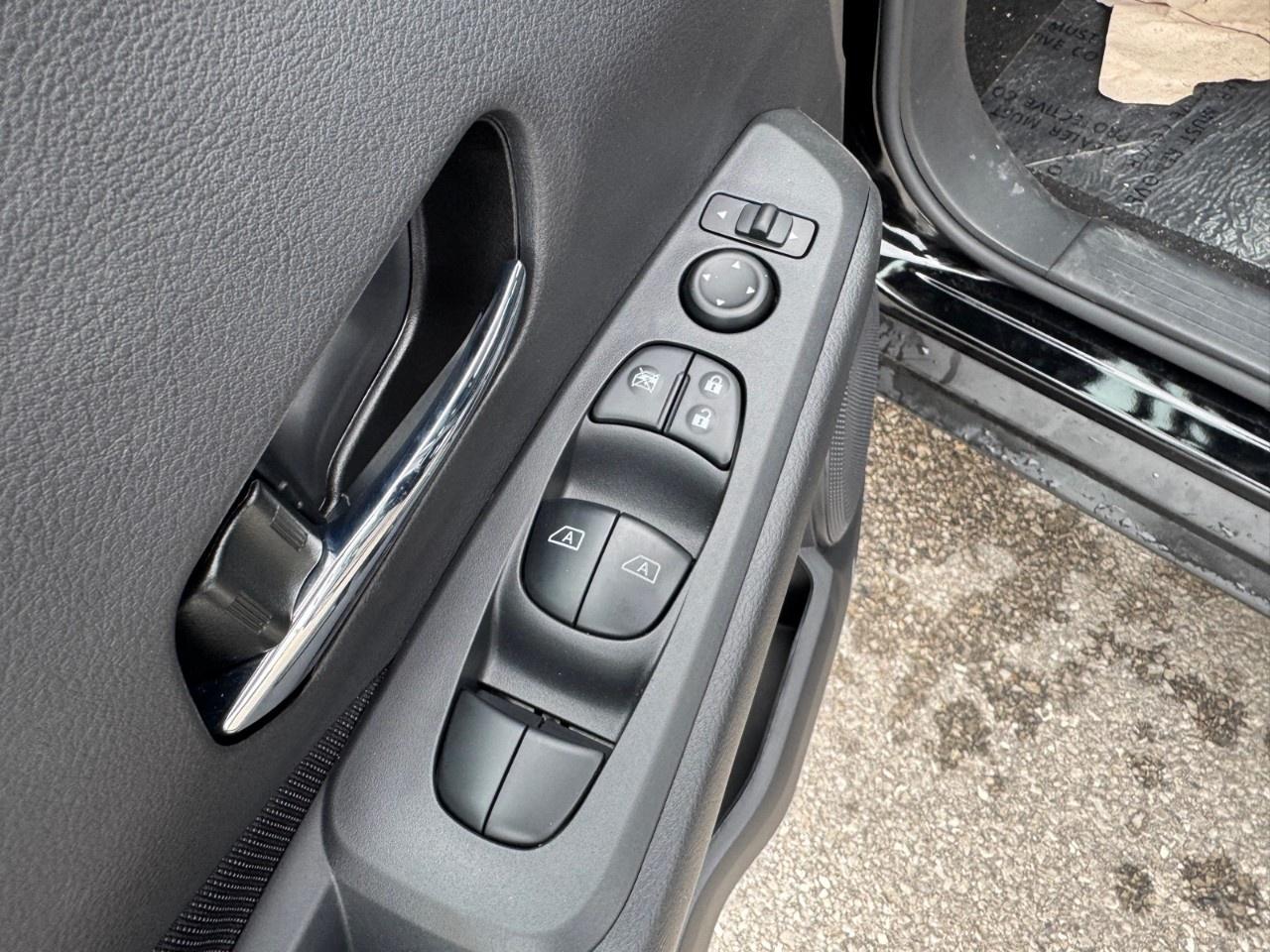 2025 Nissan Kicks Play SV FWD Photo