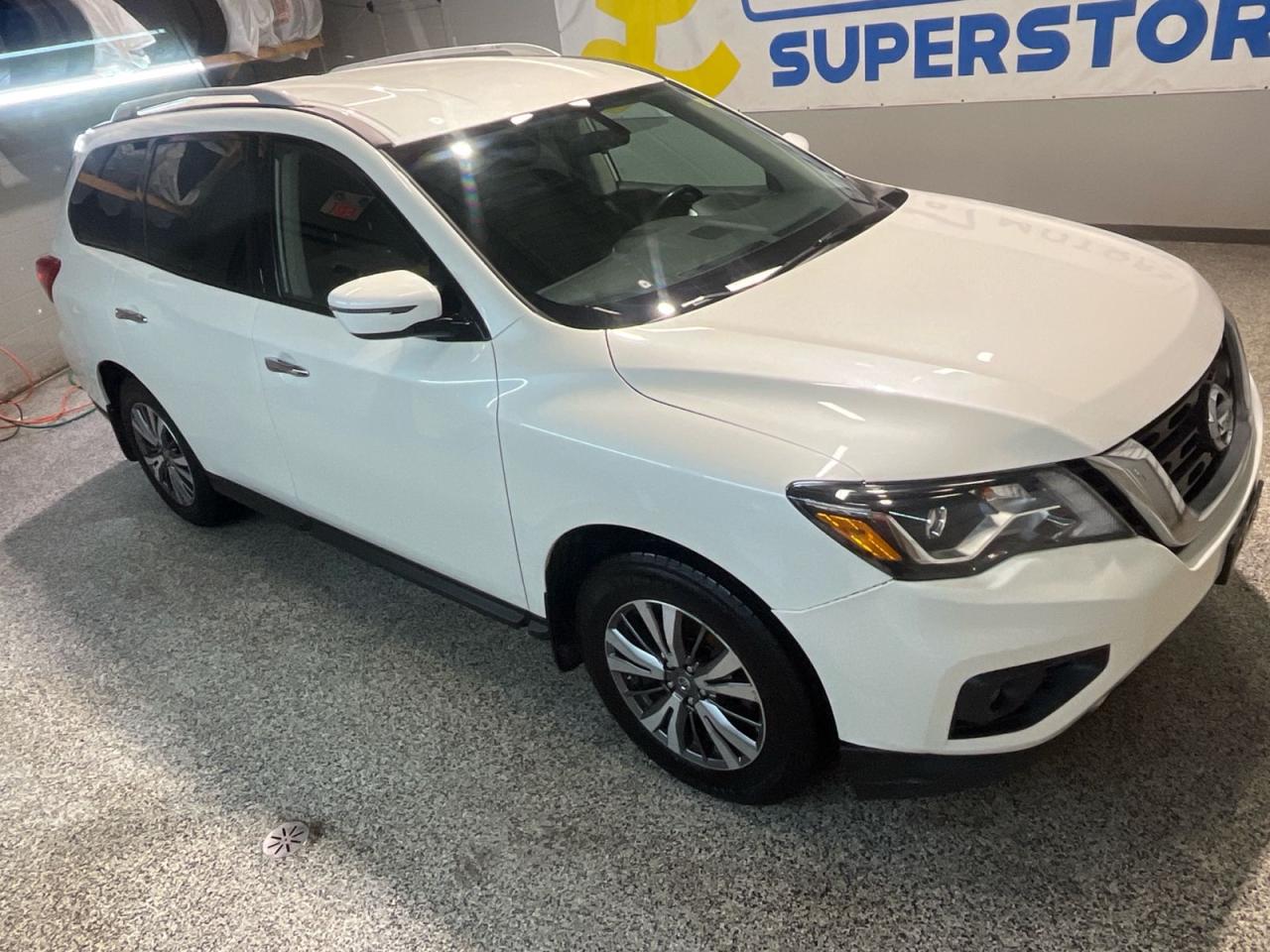 Used 2018 Nissan Pathfinder SV * 4WD * Navigation * Remote Start Ignition * Backup Camera w/ Rear Sonar System* Rear Parking Sensors * Leather Seats * SOS Assist * Downhill Assis for sale in Cambridge, ON