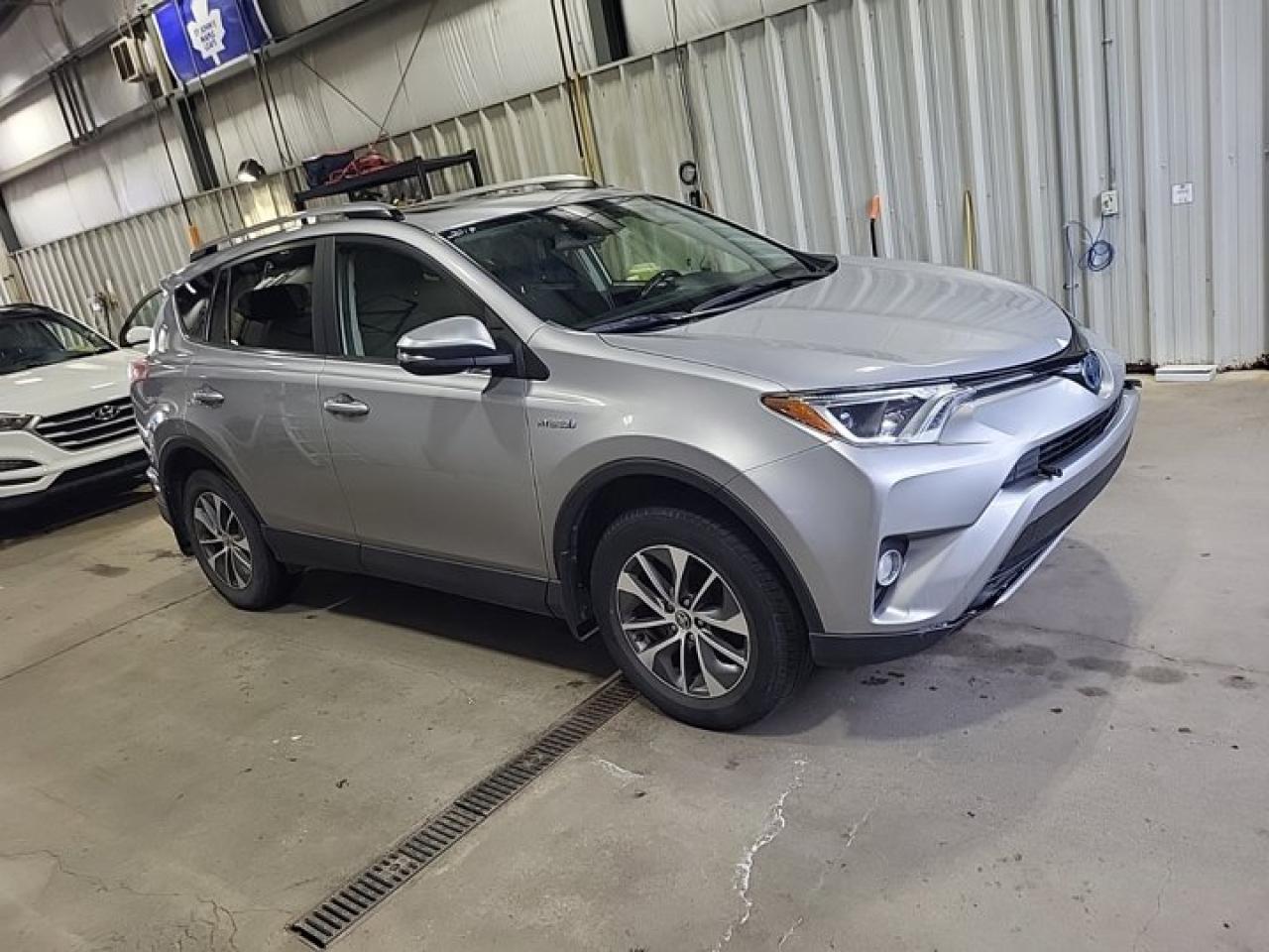 Used 2017 Toyota RAV4 Hybrid XLE  | AWD | Sunroof | Power Seat | Heated Seats | Rear Camera | Bluetooth | Alloy Wheels and more! for sale in Guelph, ON