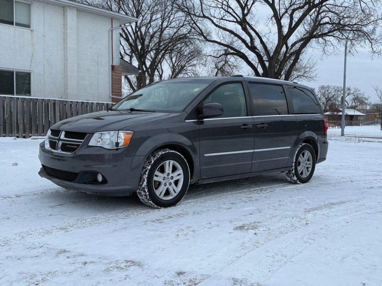 Used 2016 Dodge Grand Caravan Crew Plus *BACK UP CAMERA* *CLEAN TITLE* *LEATHER SEATS* *STOW AND GO* for sale in Winnipeg, MB