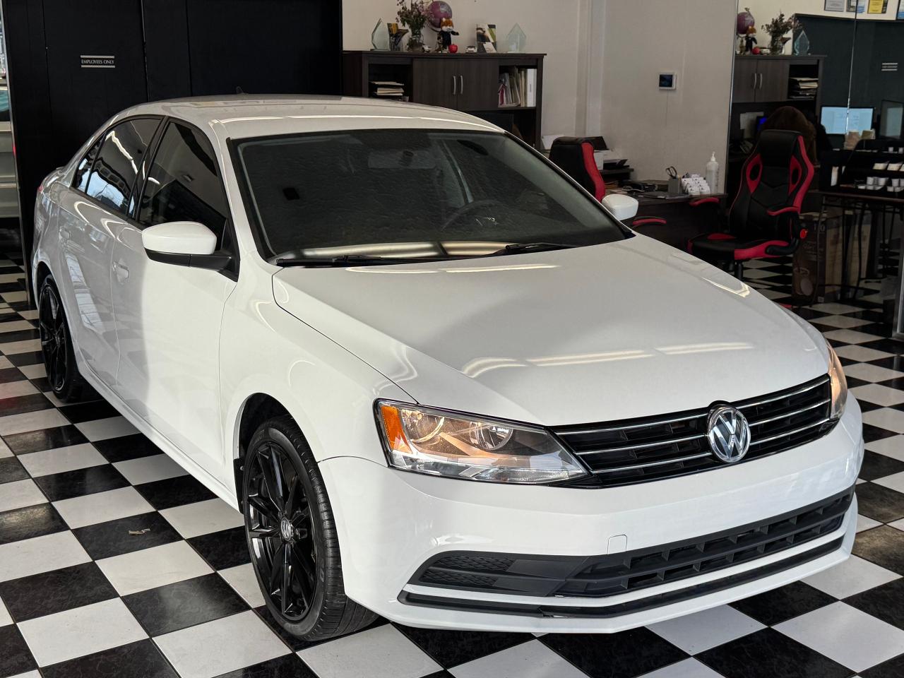 2017 Volkswagen Jetta Trendline+Tinted+ApplePlay+One Owner! CLEAN CARFAX Photo8