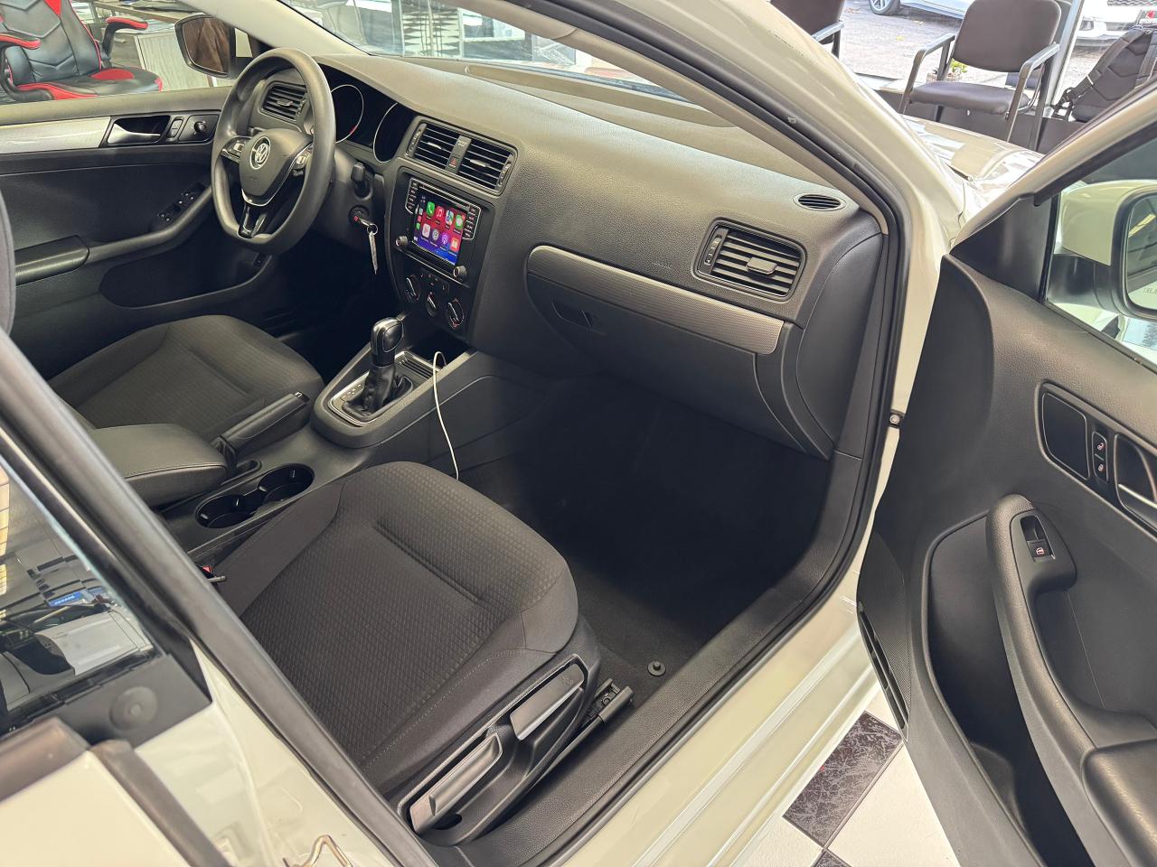 2017 Volkswagen Jetta Trendline+Tinted+ApplePlay+One Owner! CLEAN CARFAX Photo21