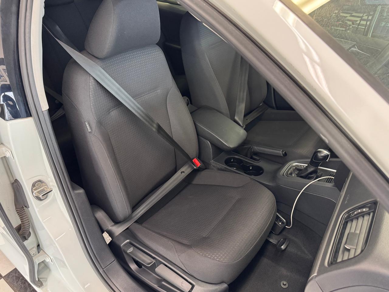 2017 Volkswagen Jetta Trendline+Tinted+ApplePlay+One Owner! CLEAN CARFAX Photo23