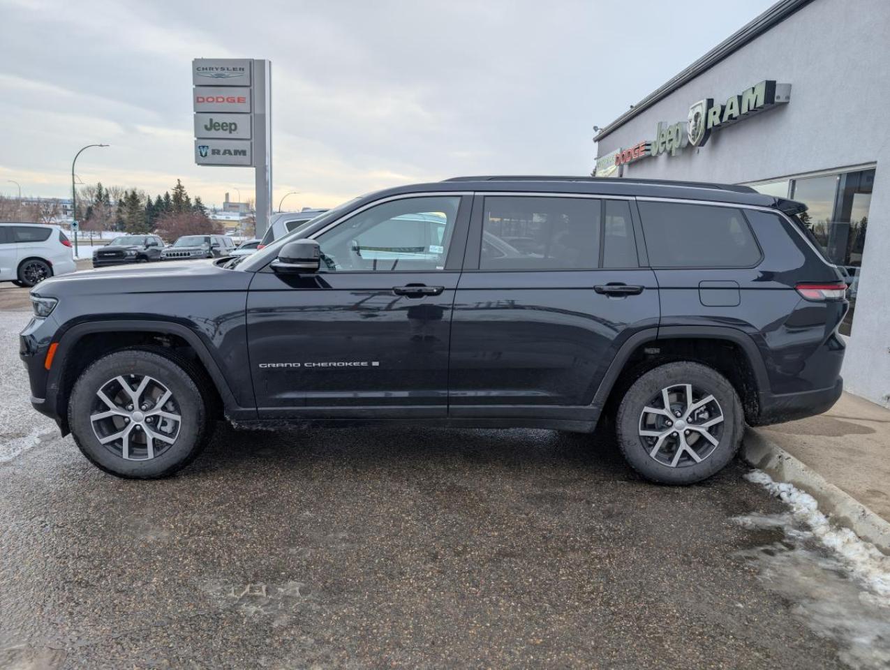 Used 2024 Jeep Grand Cherokee L Limited 4x4 for sale in Medicine Hat, AB