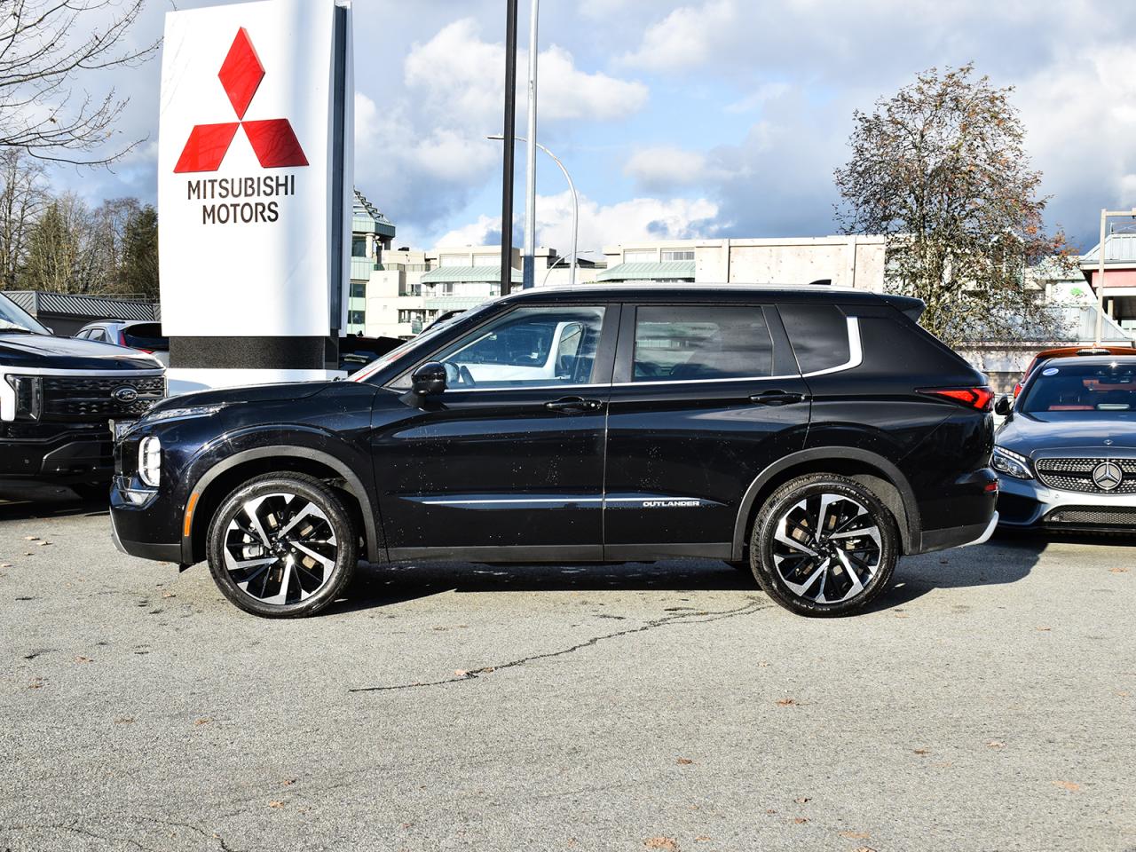 Used 2023 Mitsubishi Outlander LE - Navigation, MultiView Cameras, Power Liftgate for sale in Coquitlam, BC