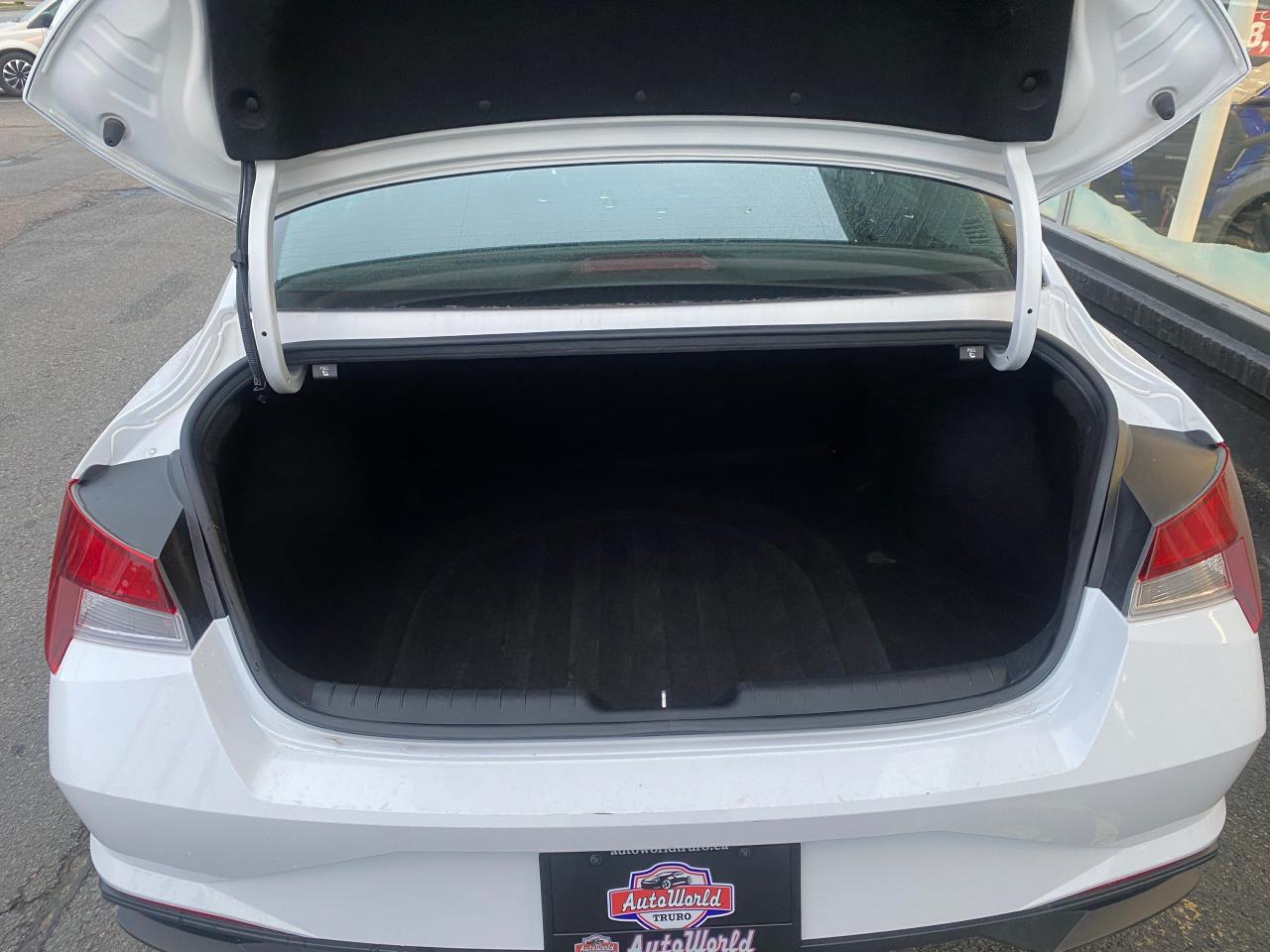 2022 Hyundai Elantra Preferred - Photo #8