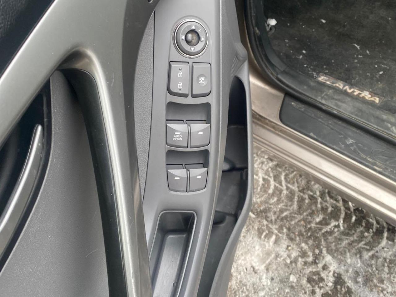 2013 Hyundai Elantra L Manual Photo11