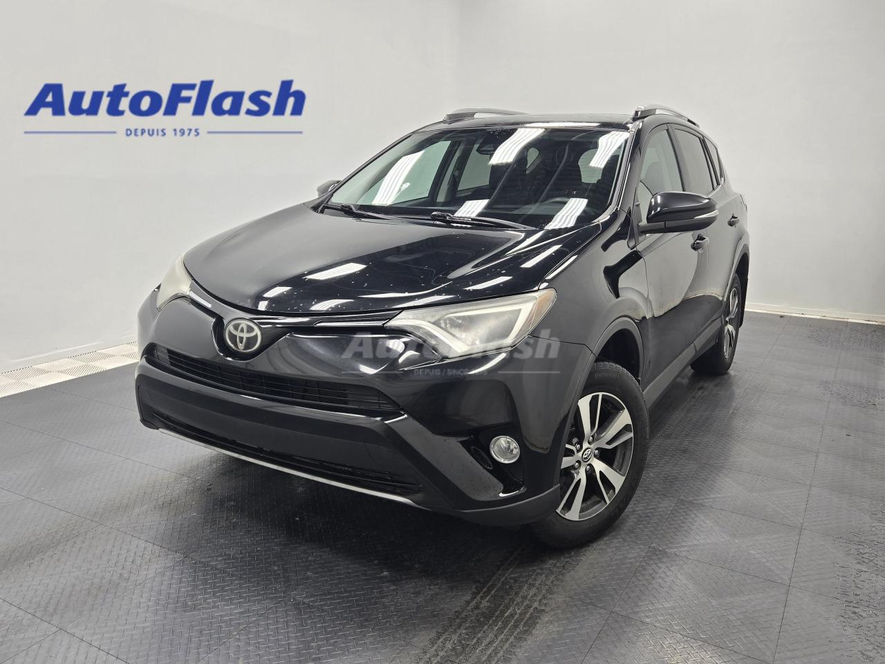 Used 2017 Toyota RAV4 XLE, CAMERA, BLUETOOTH, TOIT, SIEGES CHAUFFANTS for sale in Saint-Hubert, QC