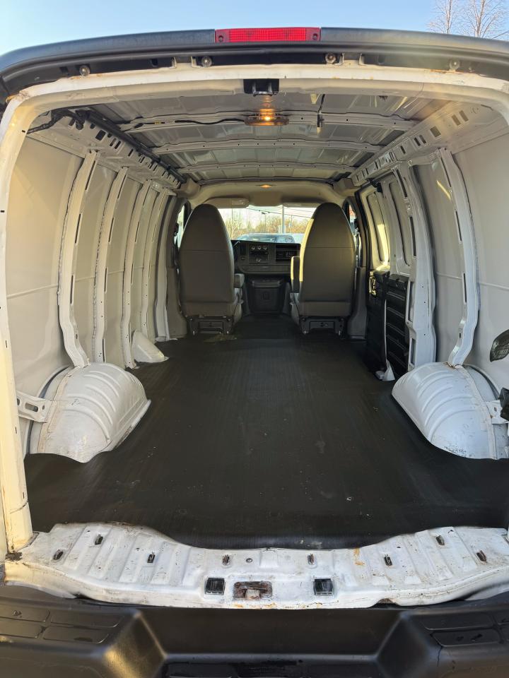 2014 Chevrolet Express Cargo Van RWD 1500 135" Photo4