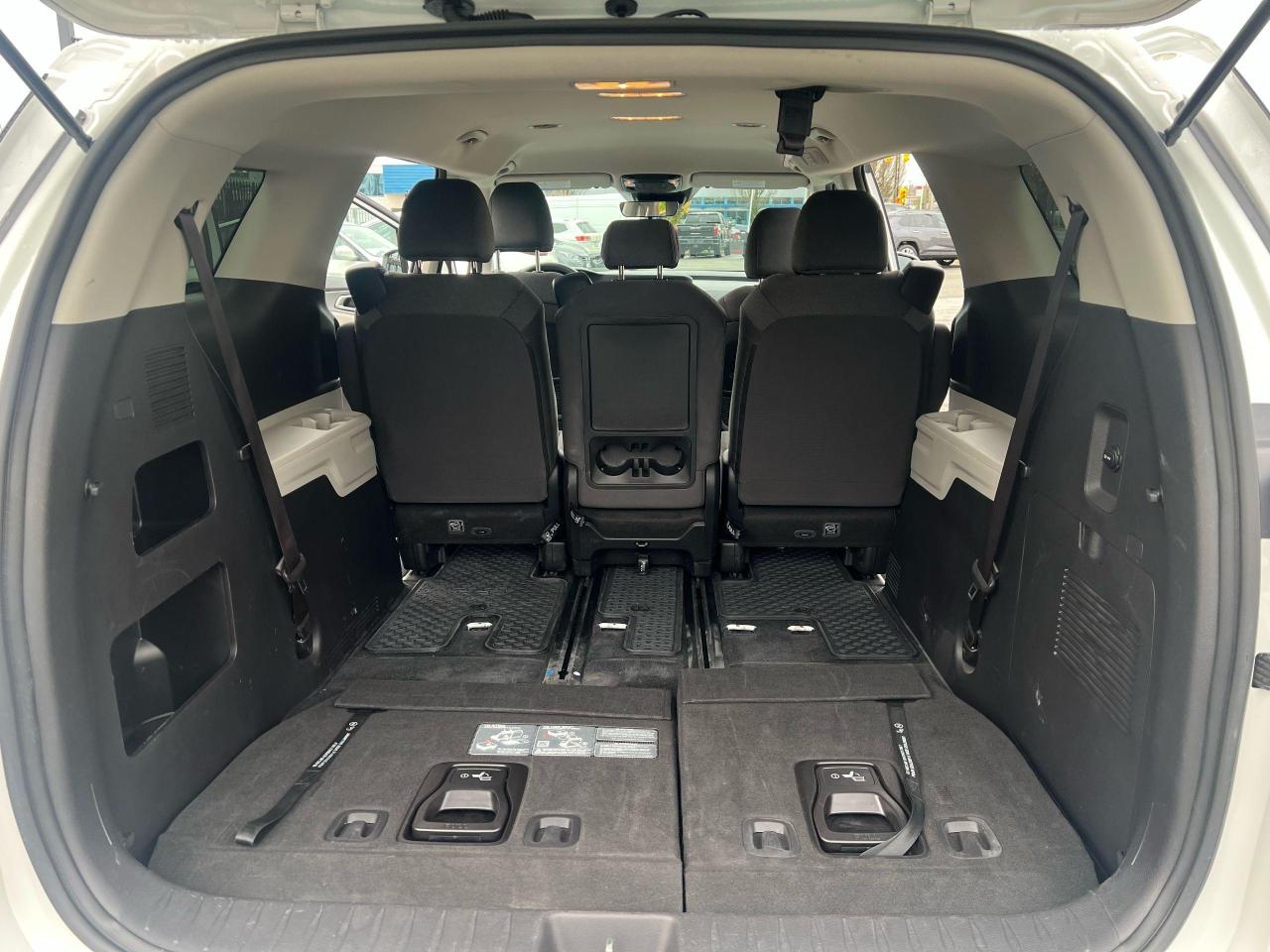2023 Kia Carnival LX Photo14