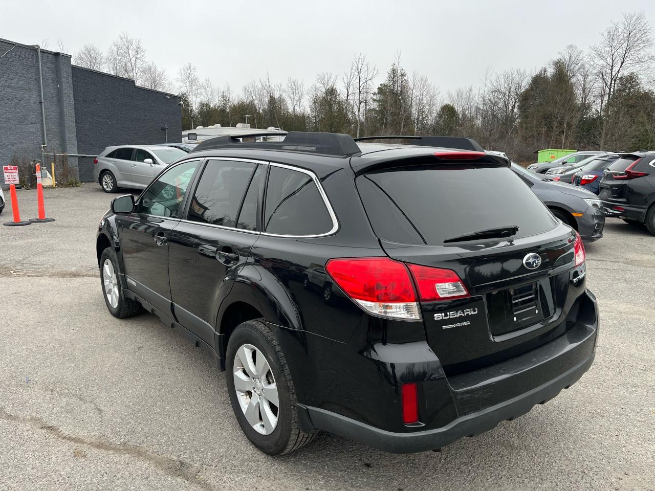 2012 Subaru Outback 2.5i w/Limited & Nav Pkg - Photo #4