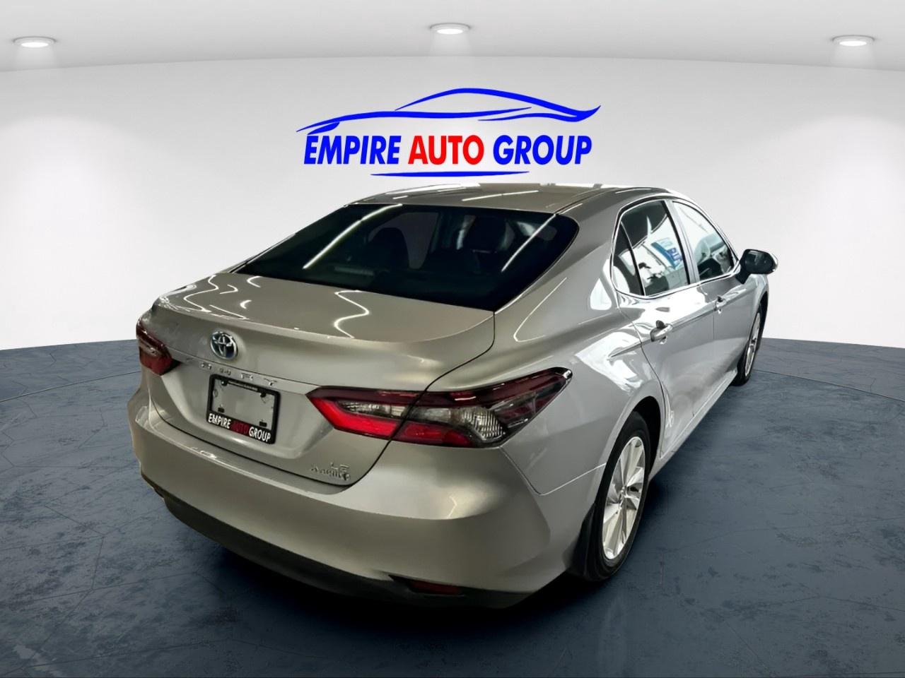 2024 Toyota Camry HYBRID LE  HYBRID WITH BLACK CLOTH INTERIOR TECH PACKAGE APPLE CAR PLAY Photo