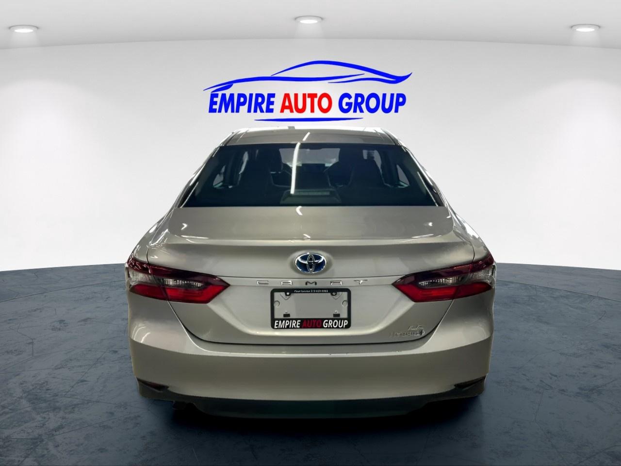 2024 Toyota Camry HYBRID LE  HYBRID WITH BLACK CLOTH INTERIOR TECH PACKAGE APPLE CAR PLAY Photo